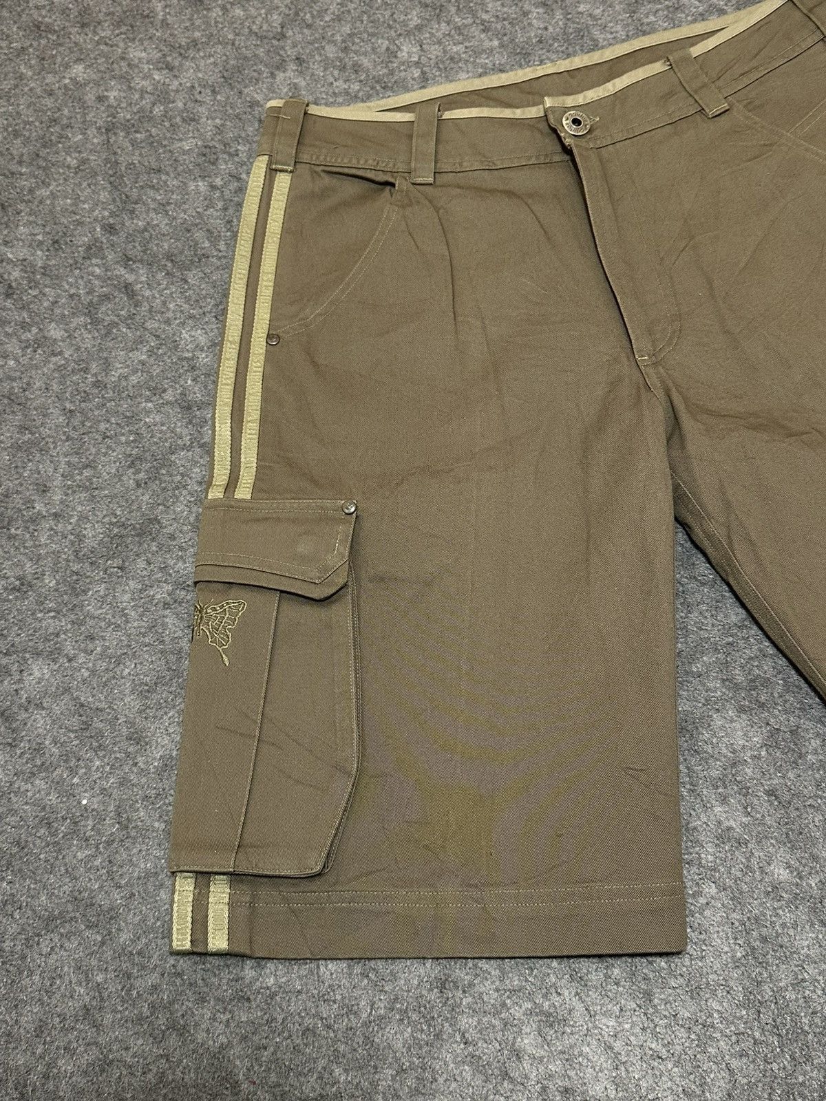 Adidas vintage Adidas cargo shorts with distinctive embroidered bee Size US 33 - 3 Thumbnail