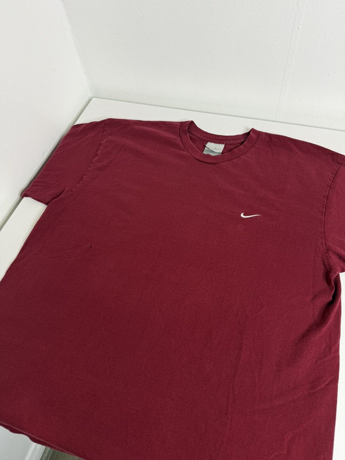 Vintage VINTAGE Nike Y2K Micro Logo Tee "Red" (XL) *PREOWNED* Size US XL / EU 56 / 4 - 1 Thumbnail