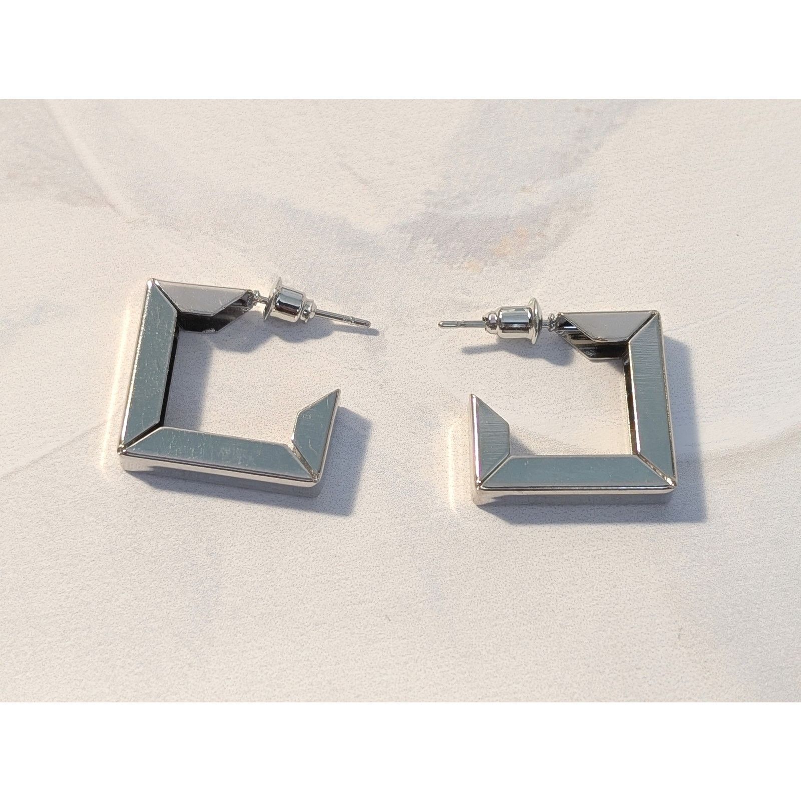 Vintage Lovely VTG 1980s Silver-Tone Square Geometric Hoop Earrings Size ONE SIZE - 1 Thumbnail