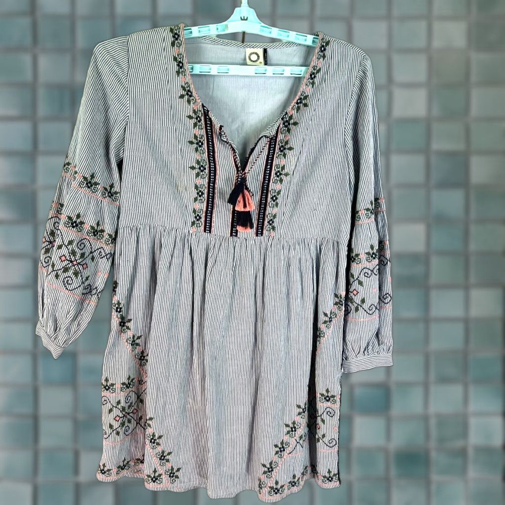 Vintage Akemi & Kim Bohemian Floral Embroidered V-Neck Tunic Blouse Size 4P Blue Women's Relaxed Cotton Size S / US 4 / IT 40 - 1 Thumbnail