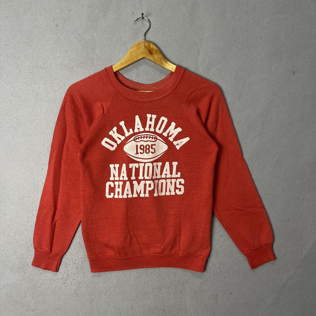 Vintage Vintage Oklahoma National Champions 1985 Crewneck Sweatshirt Size US S / EU 44-46 / 1 - 1 Thumbnail