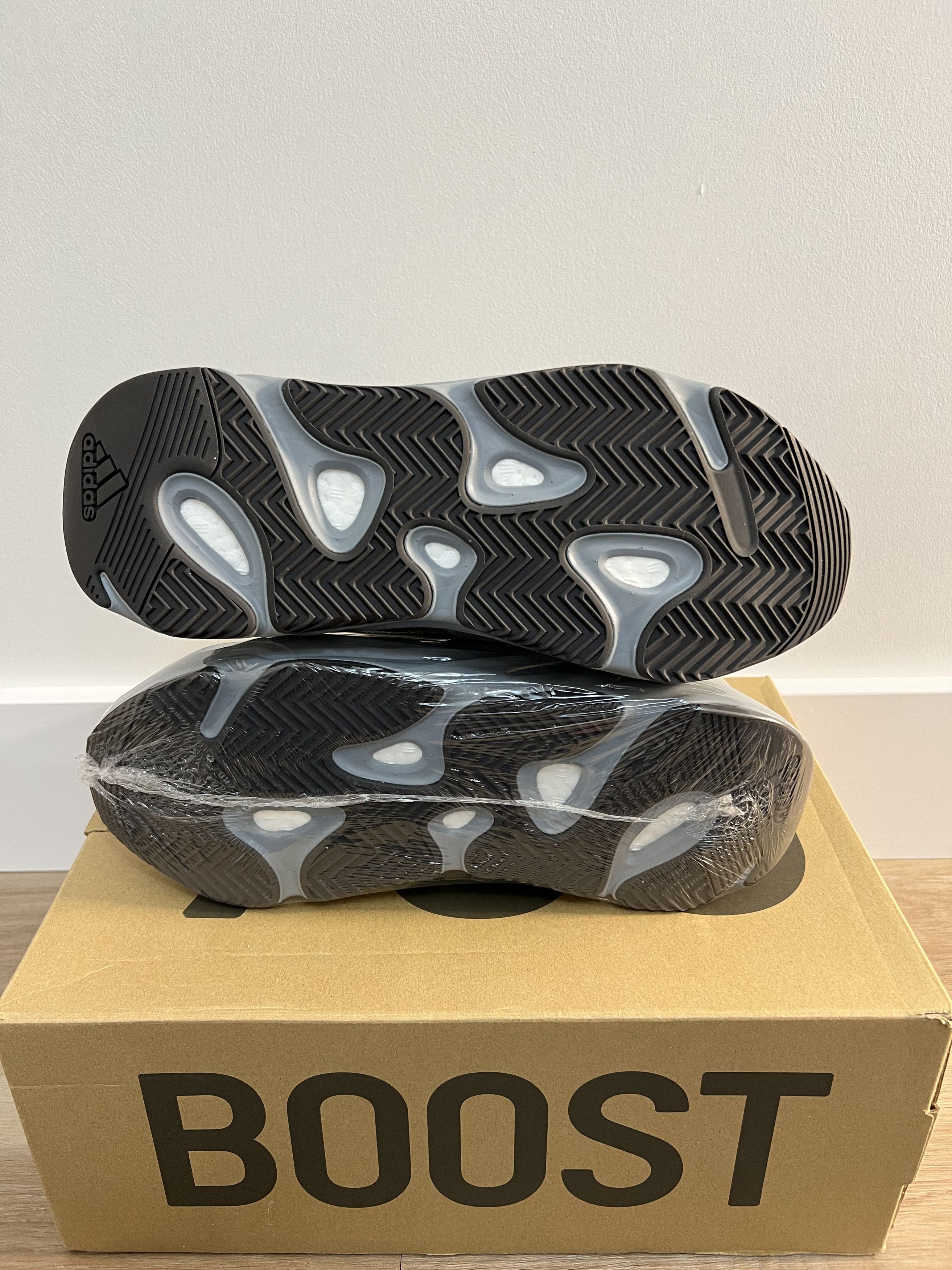Adidas YEEZY 700 HOSPITAL BLUE Size US 10.5 / EU 43-44 - 3 Thumbnail