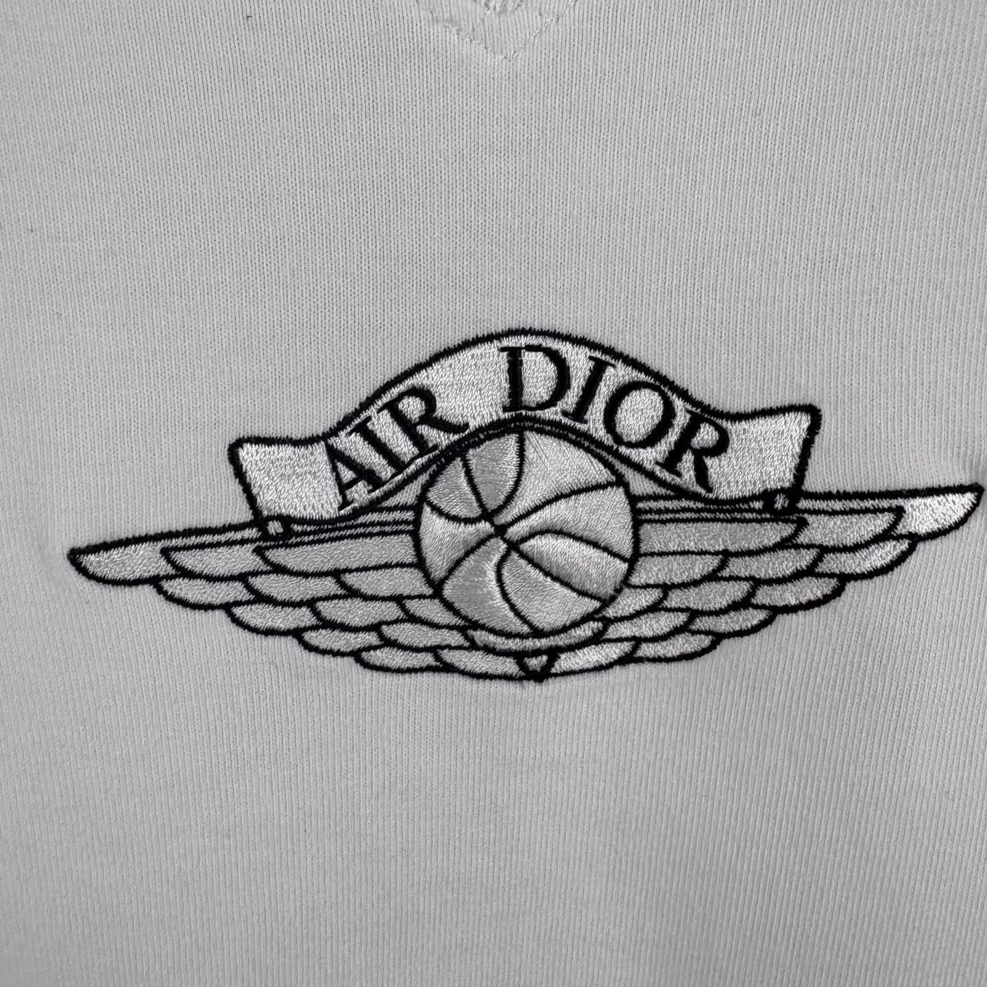Dior Dior x Air Jordan White S Short Sleeve T-Shirt New Size US S / EU 44-46 / 1 - 4 Thumbnail