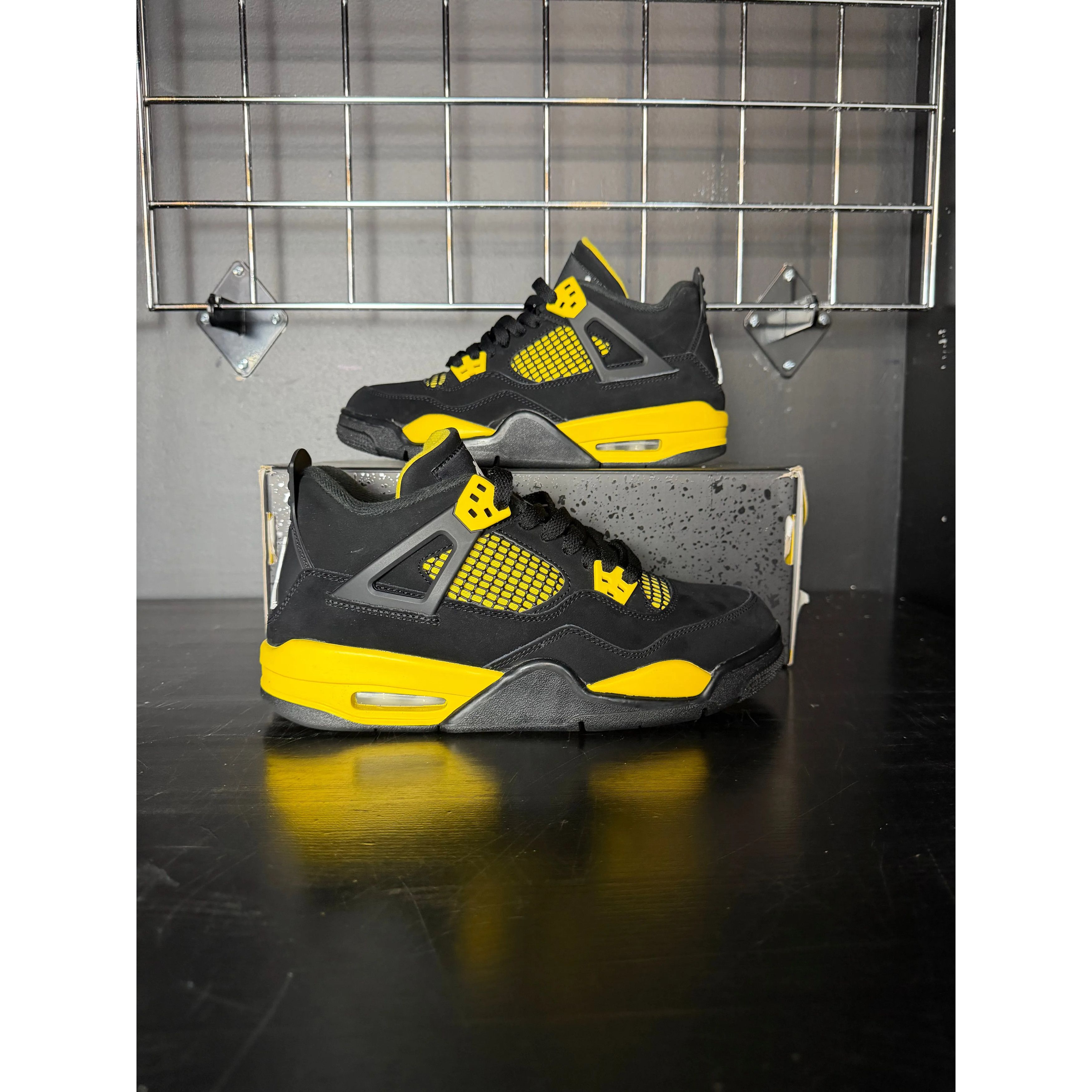 Jordan Brand Air Jordan 4 Retro "Thunder" (2023) (GS) **PRE-OWNED** - Size 7 Size US 7 / EU 40 - 1 Thumbnail