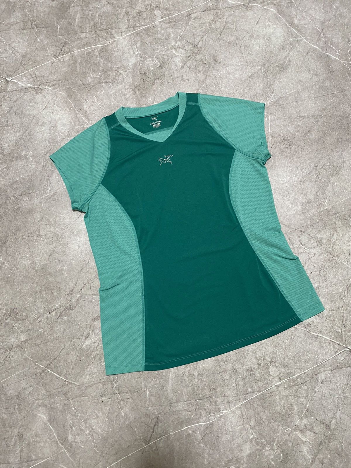 Arc'teryx Classic Arc’teryx Training Mini Centr Logo T Shirt Y2K Size L / US 10 / IT 46 - 1 Thumbnail