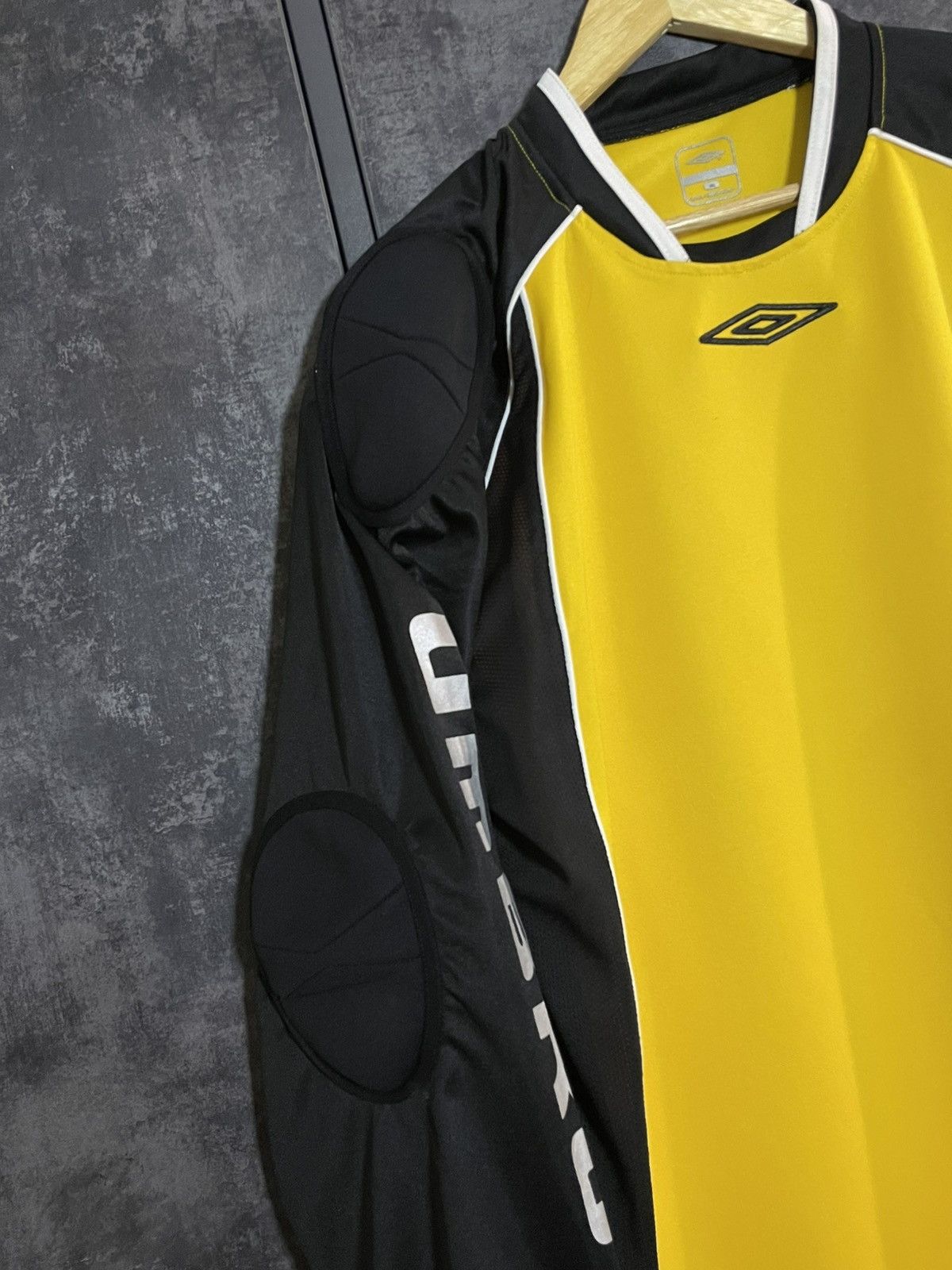 Umbro Vintage Umbro Goalkeeper Jersey Patted Balenciaga Vetements Size US XL / EU 56 / 4 - 6 Thumbnail