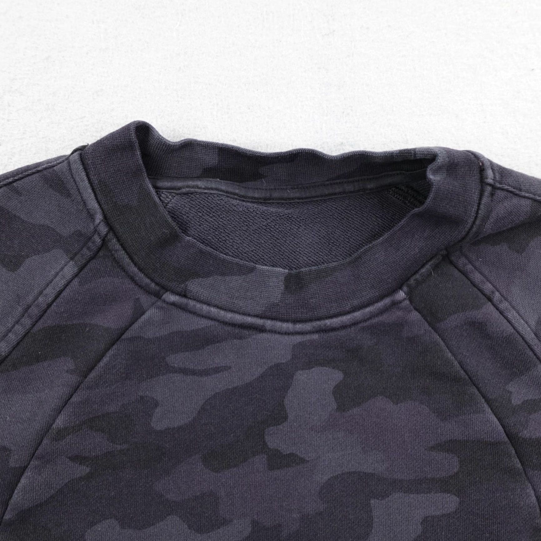 Lululemon Lululemon Sweatshirt Women 8 Deep Coal Camo Scuba Crew Neck Heritage 365 Sweater Pullover Size M / US 6-8 / IT 42-44 - 2 Thumbnail