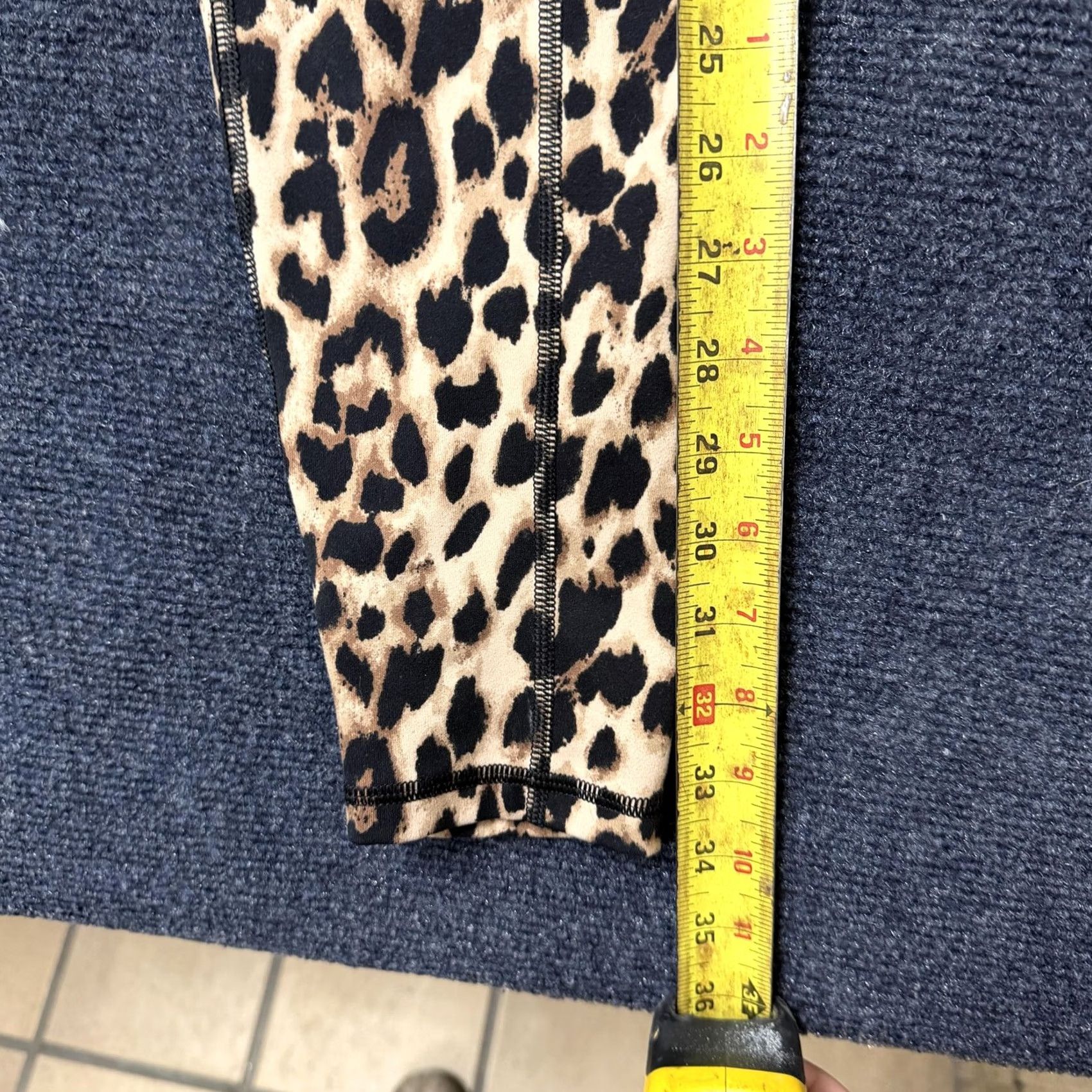 Victoria's Secret Victoria's Secret Leggings Womens M Brown Leopard Cropped Pockets Yoga Gym Leggings Size 42" / US 20 - 7 Thumbnail
