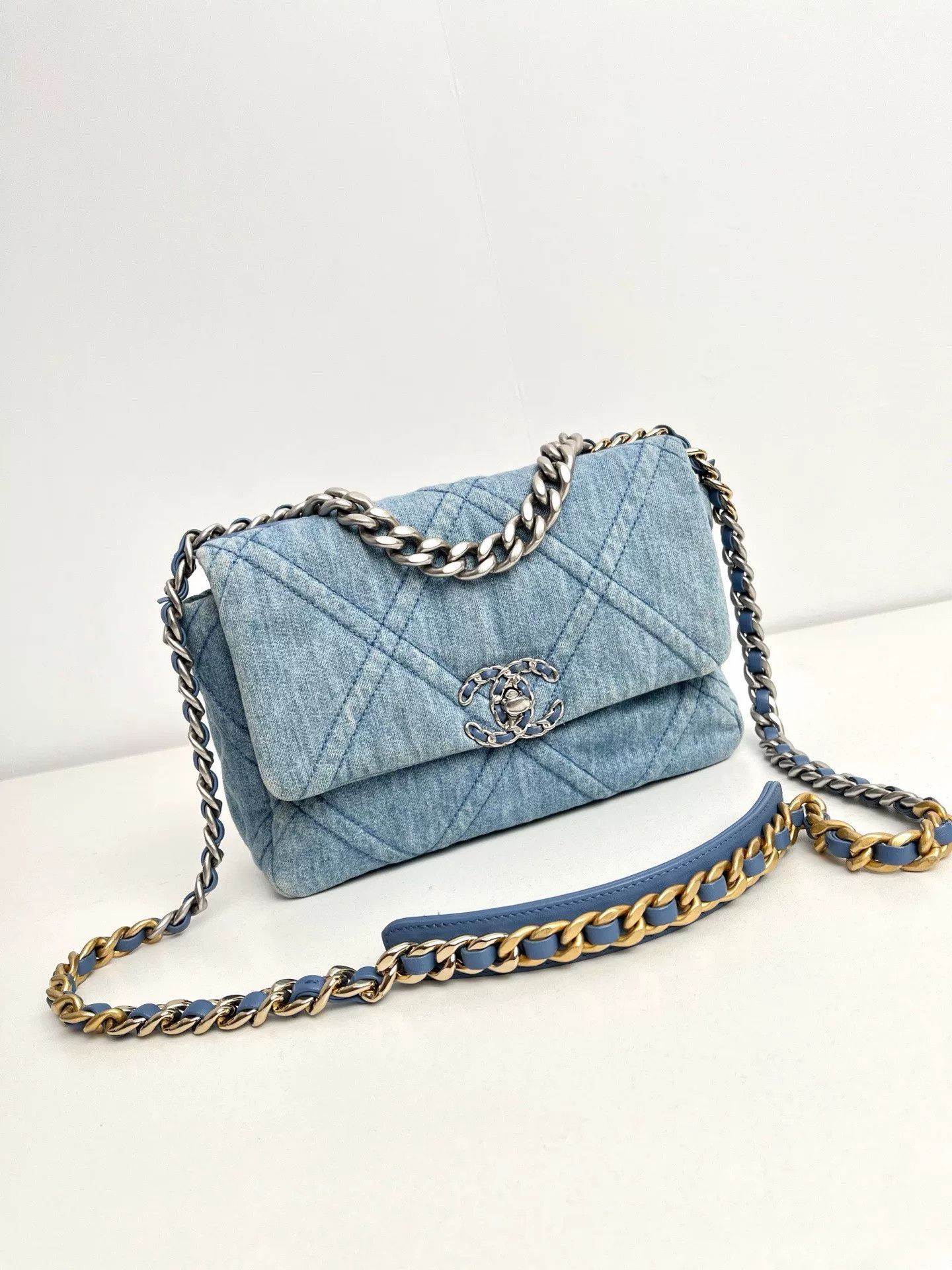 Chanel Pre-loved Bag Very good condition Size ONE SIZE - 1 Thumbnail