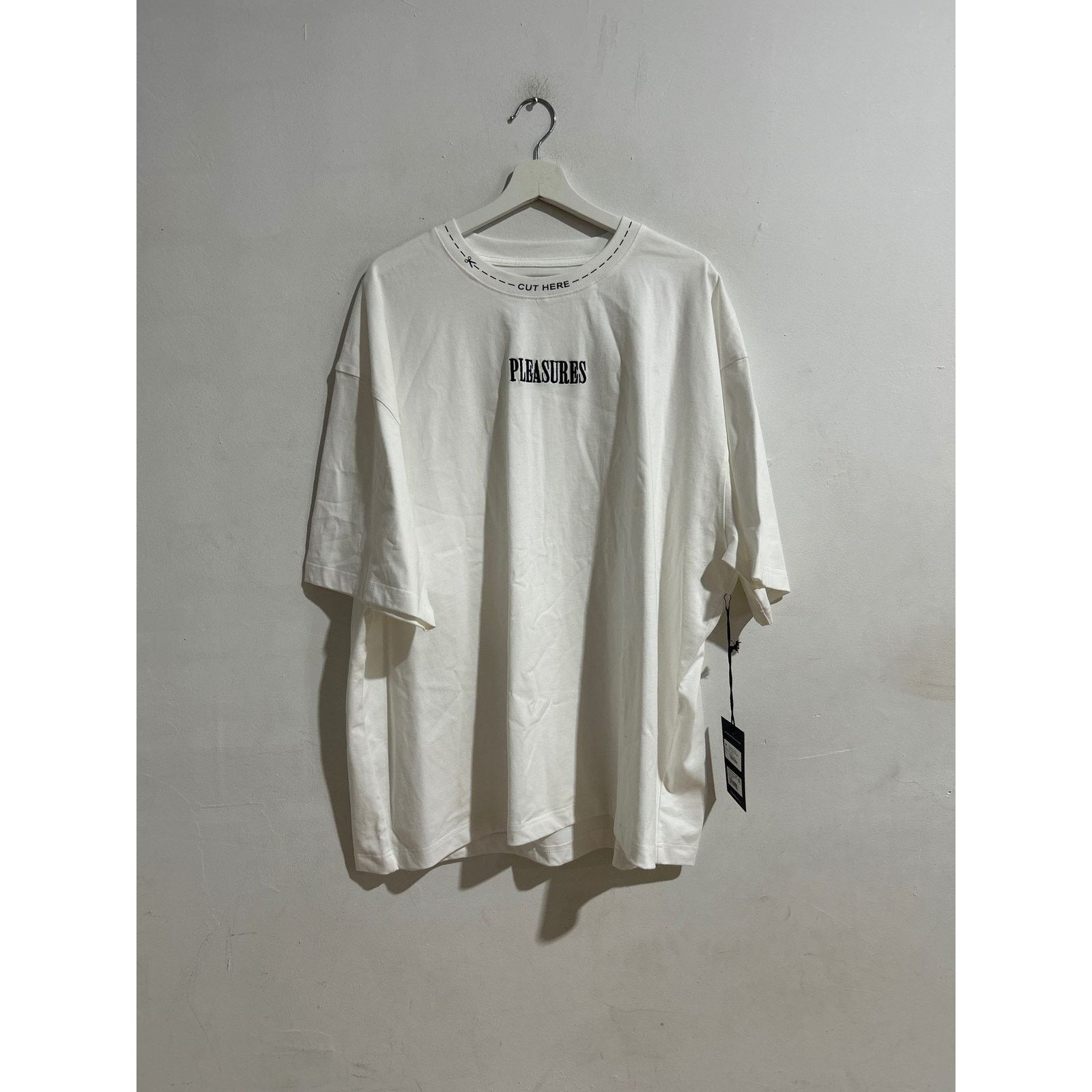 Pleasures PLEASURES WHITE CUT HERE TEE SIZE XXL PREOWNED Size US XXL / EU 58 / 5 - 1 Thumbnail