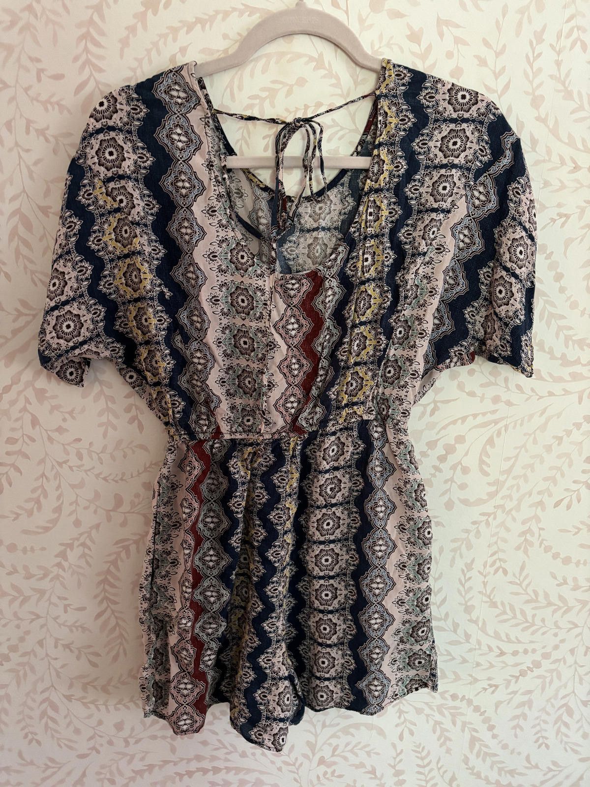 Designer BCBG Generation Trendy Patterned Romper S Size 28" / US 6 / IT 42 - 8 Thumbnail
