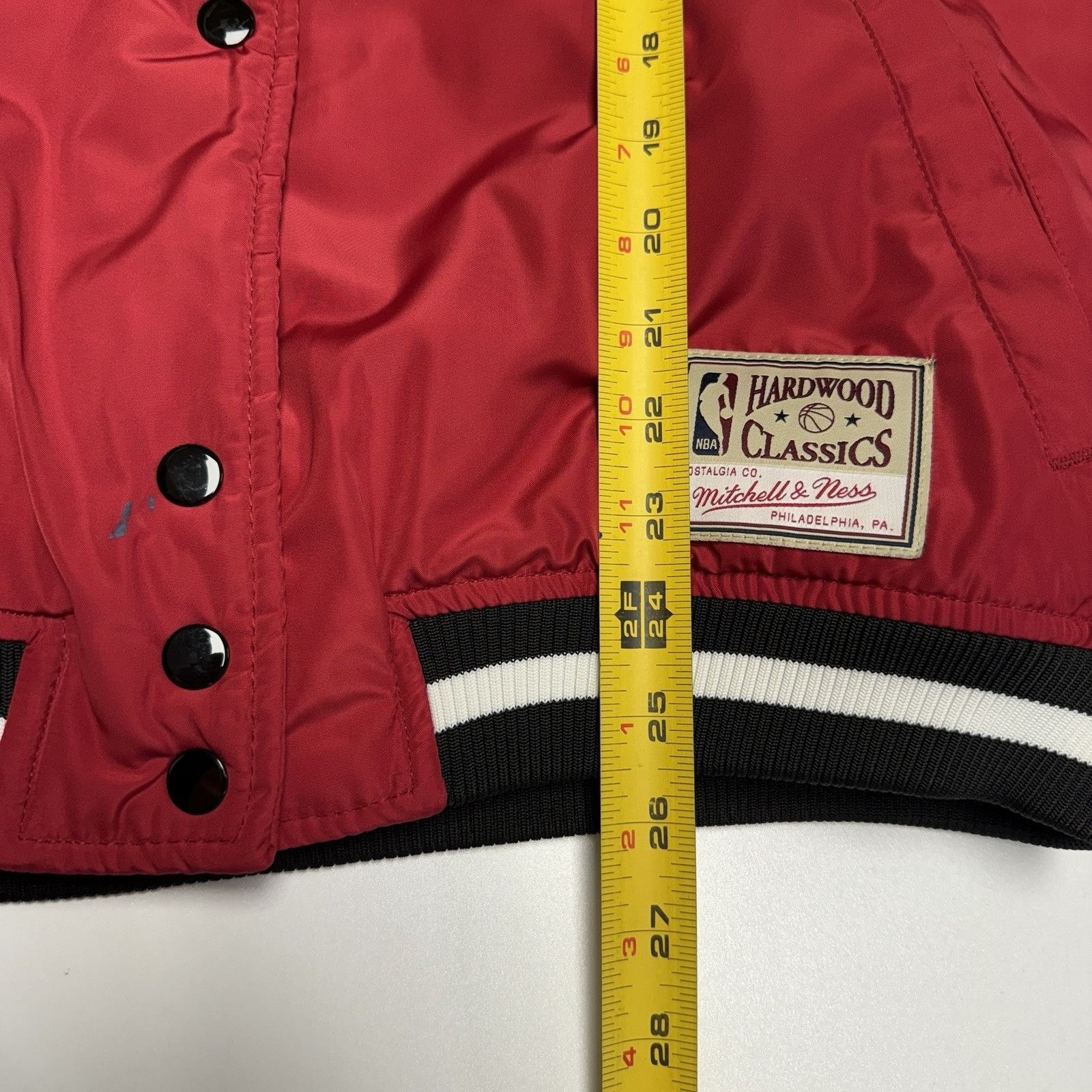 Mitchell & Ness Chicago Bulls Mitchell & Ness Bomber Jacket Mens Small 22.5x Size US S / EU 44-46 / 1 - 15 Thumbnail