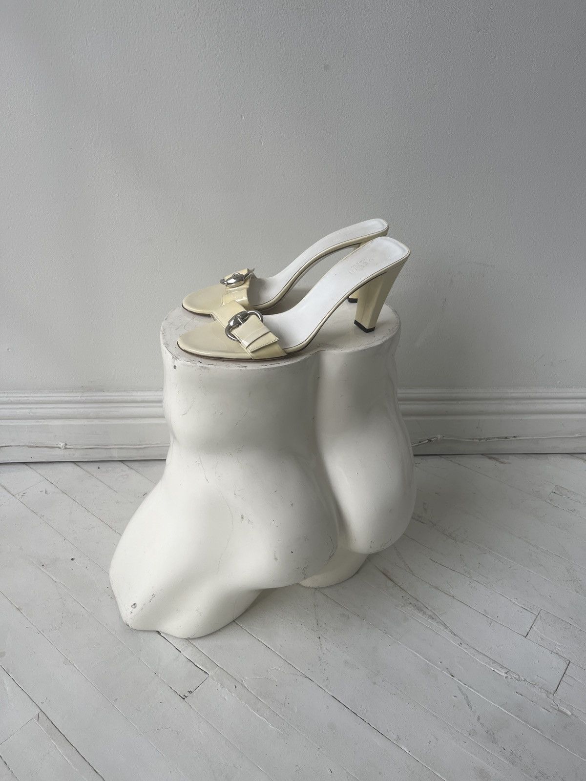 Gucci VINTAGE GUCCI BY TOM FORD CREAM MULE Size US 10 / IT 40 - 1 Thumbnail