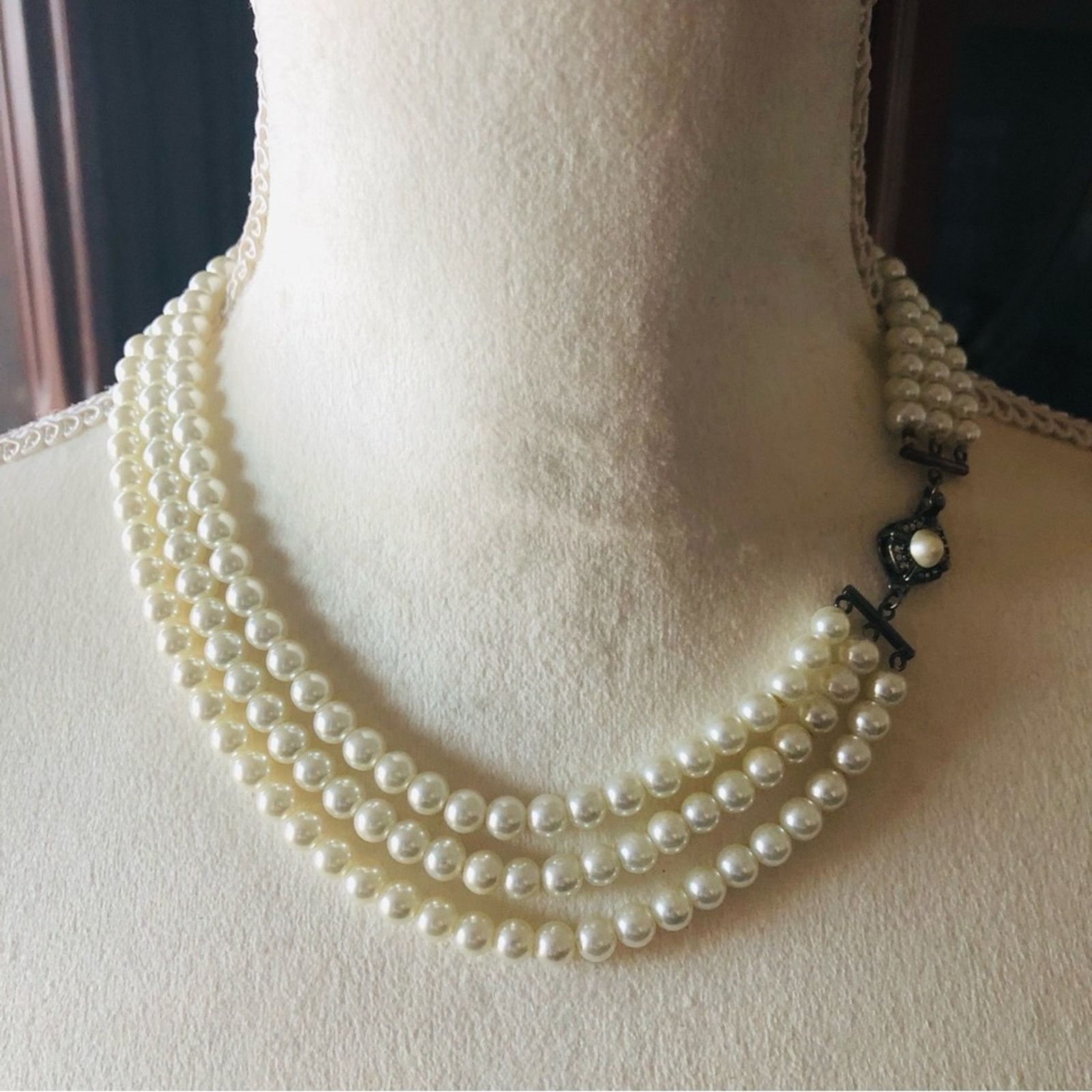 Vintage Vintage Feinberg triple strand white glass pearl necklace Size ONE SIZE - 2 Thumbnail