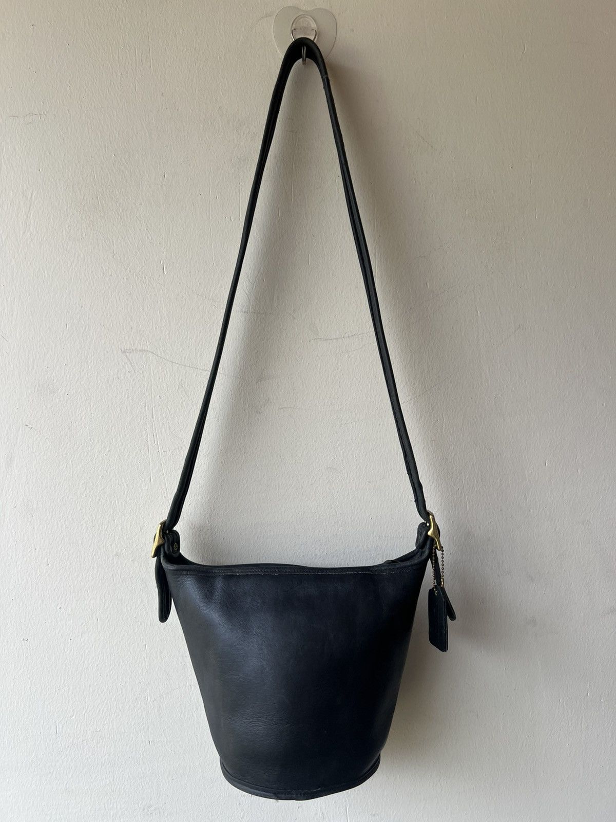 Coach Vintage 90s Coach Usa Patina Black Cowhide Leather Sling Bag Size ONE SIZE - 19 Thumbnail