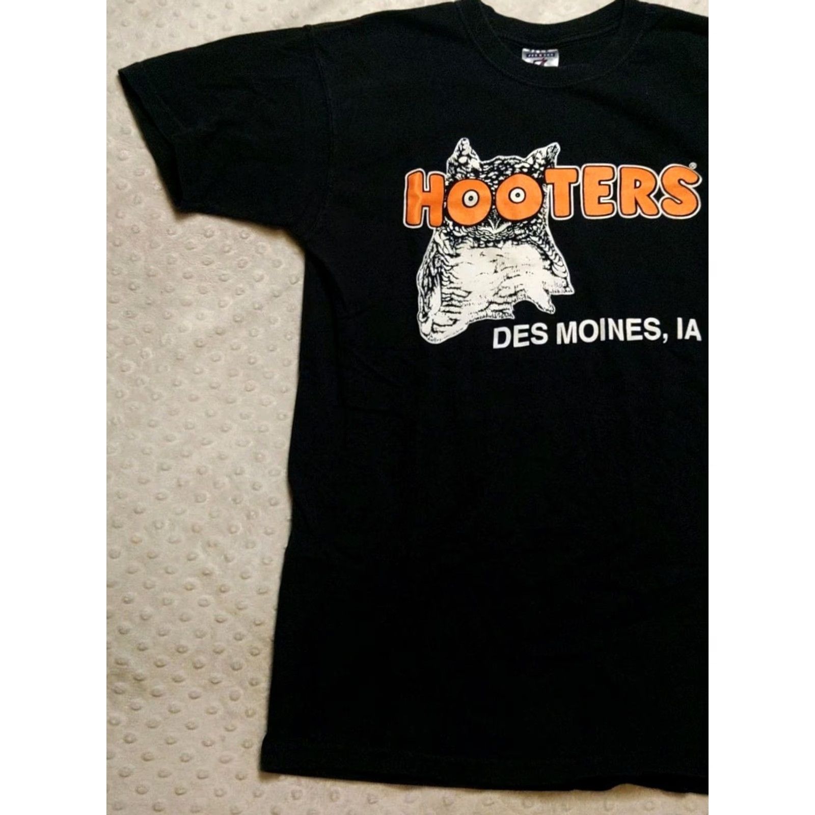 Vintage Vintage Hooters T-Shirt Owl Des Moines Iowa 90s Black Cotton Short Sleeve Crew Neck S Unisex Adults Mens Womens Size US S / EU 44-46 / 1 - 3 Thumbnail