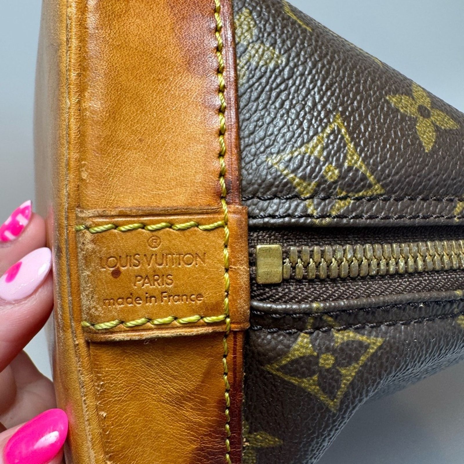 Louis Vuitton Louis Vuitton Alma MM Monogram Satchel Made In France Size ONE SIZE - 16 Thumbnail