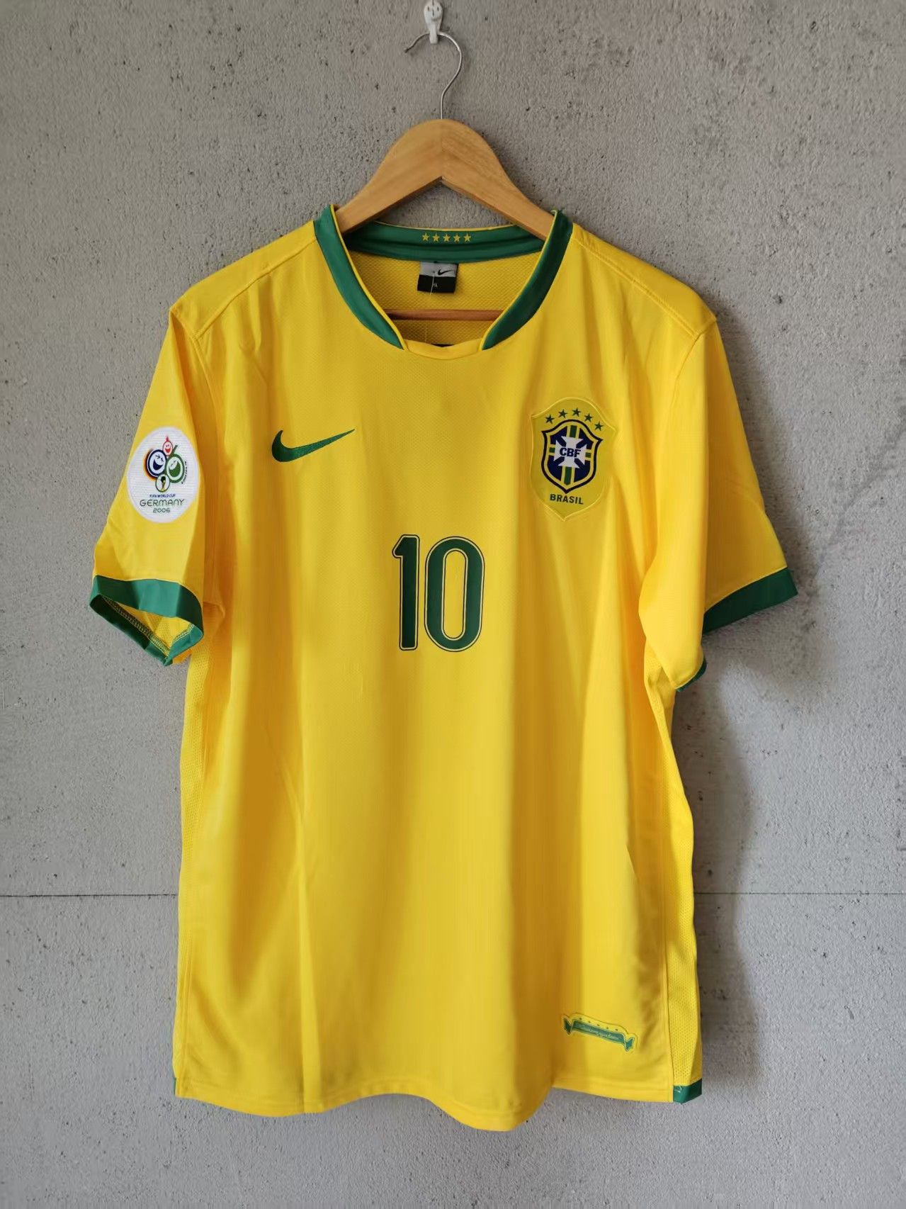 Other #10 Ronaldinho Jersey 2006 Brazil Home Size US XL / EU 56 / 4 - 1 Thumbnail
