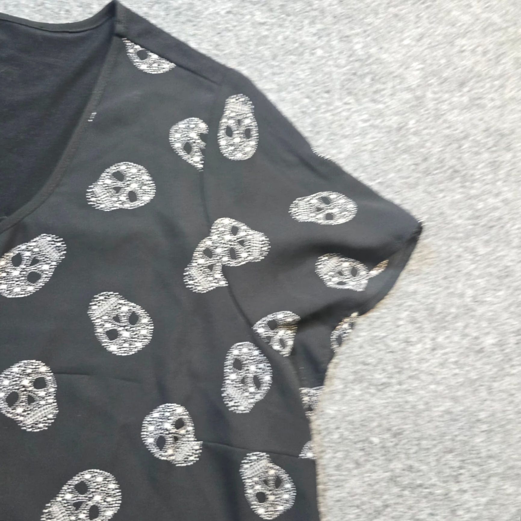 Torrid Torrid Top Women 2X Black Skull Short Sleeve Round Neck Casual Goth Blouse Knit Rayon Spandex Halloween 90s? Size XXL / US 16-18 / IT 52-54 - 4 Thumbnail
