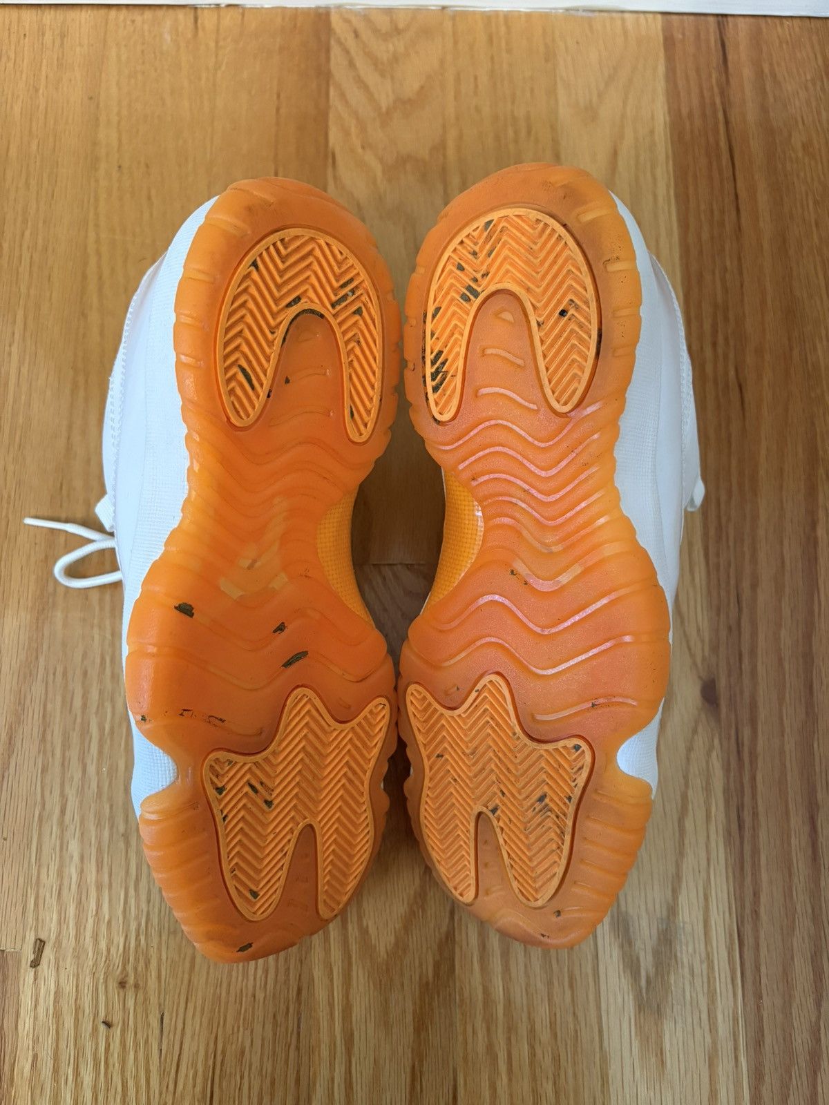 Nike Nike Air Jordan 11 Retro Low GS 580521-139 Citrus Size 6.5Y Size US 6.5 / EU 39-40 - 6 Thumbnail