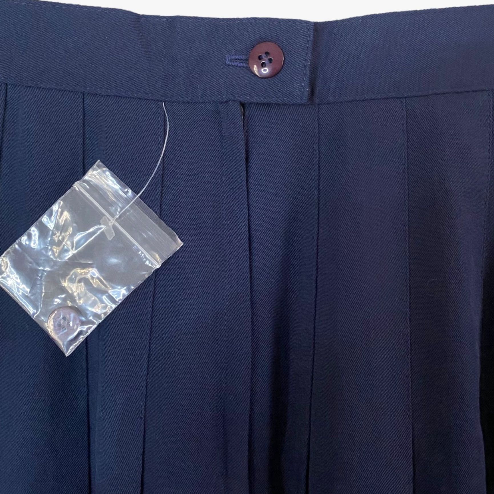 UES Clothing VINTAGE Mixed Blues Clothing Skirt Pleated Short Navy Blue 11 Womens Girls JuNIors Button Closure 50% Polyester 50% Rayon New Without Tags Size 32" / US 10 / IT 46 - 5 Thumbnail