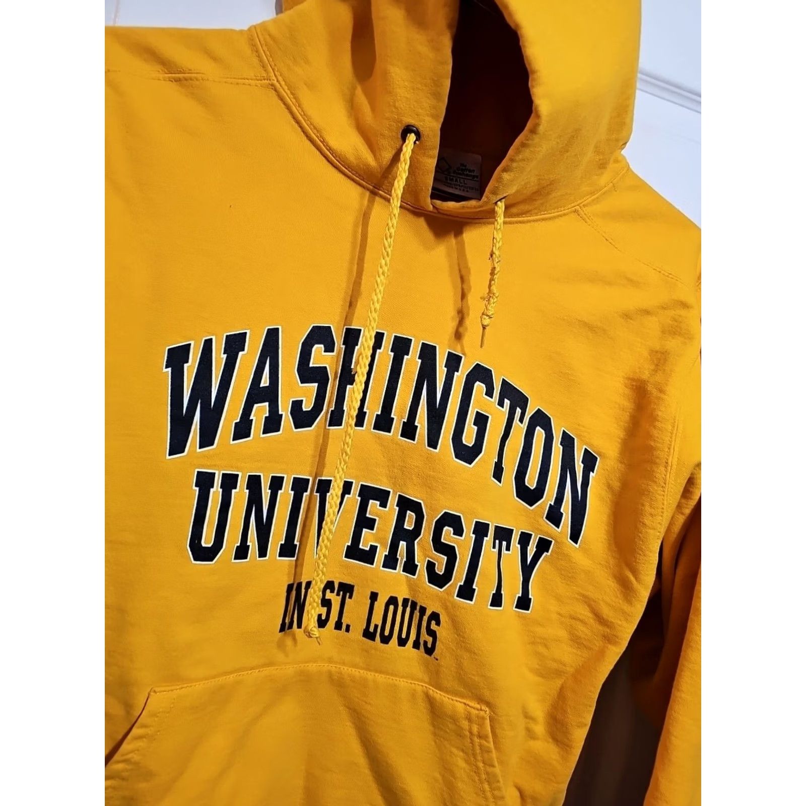 Vintage VINTAGE University Of Washington Hoodie Mens Small Yellow Logo Pullover Distressed Chest 20.5 Length 25.5 Size US S / EU 44-46 / 1 - 2 Thumbnail