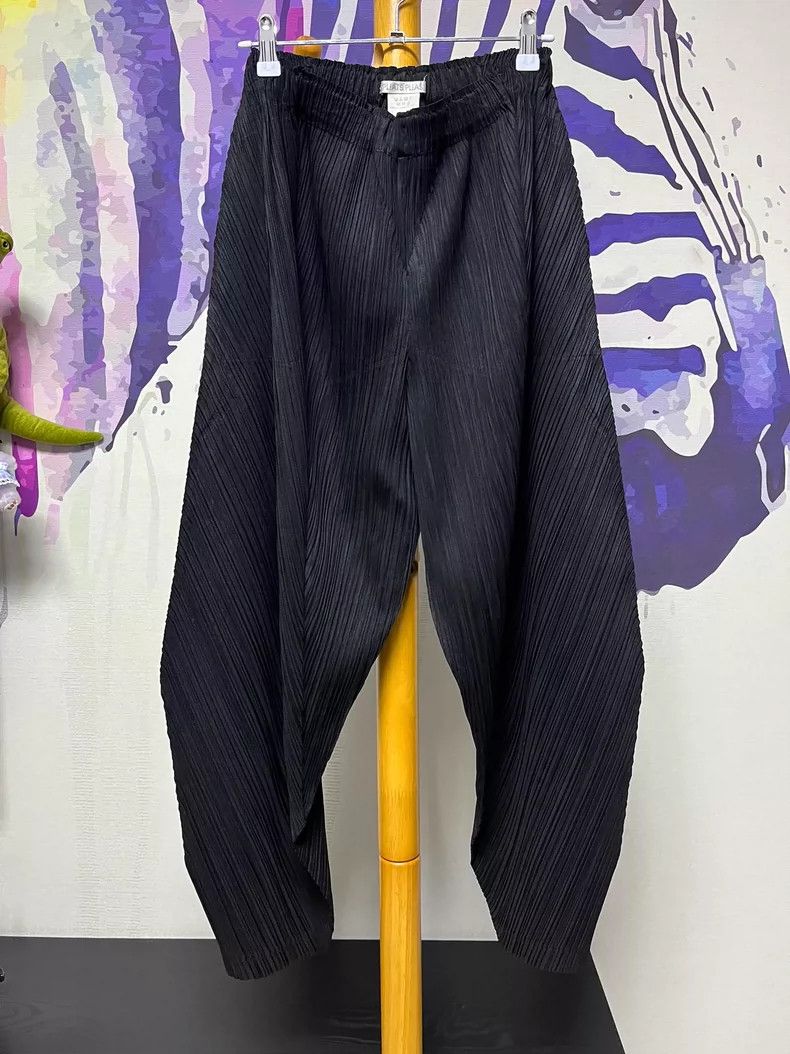Issey Miyake Issey Miyake size:3 Black pleated trousers Size 22" - 1 Thumbnail