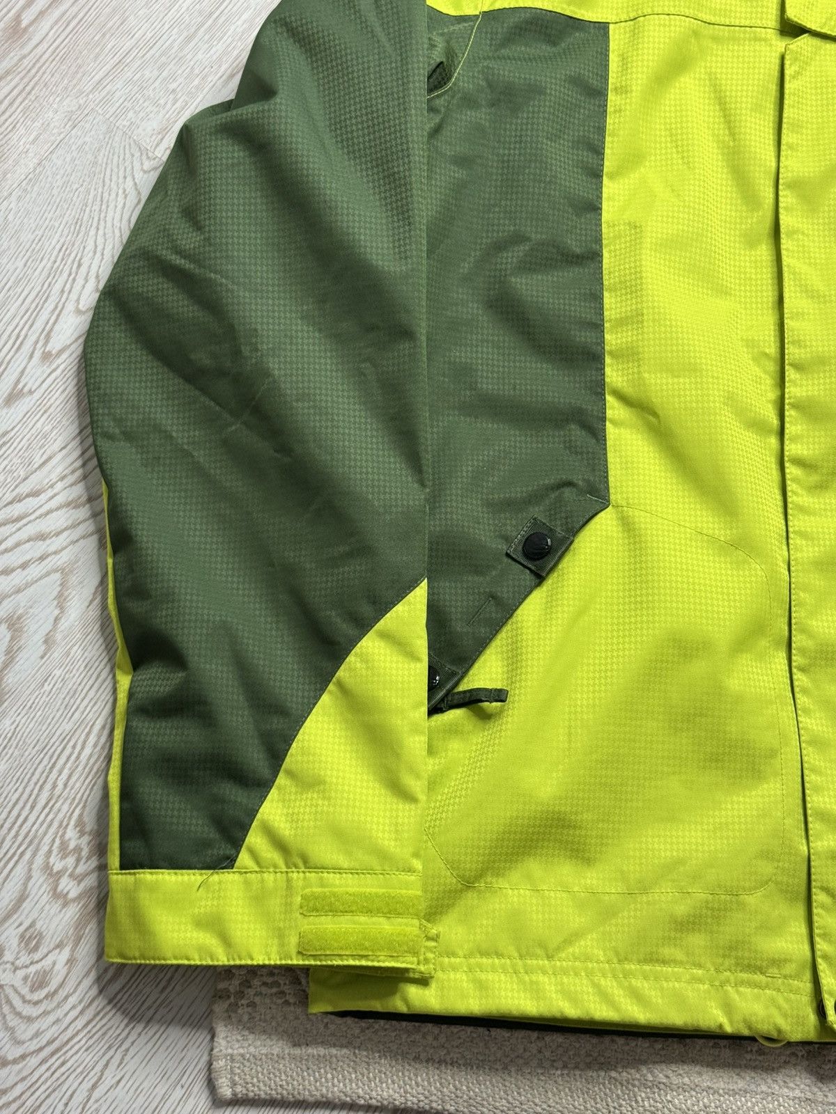 Vintage Vintage Oakley Rare Green Ski jacket Size S Size US S / EU 44-46 / 1 - 3 Thumbnail