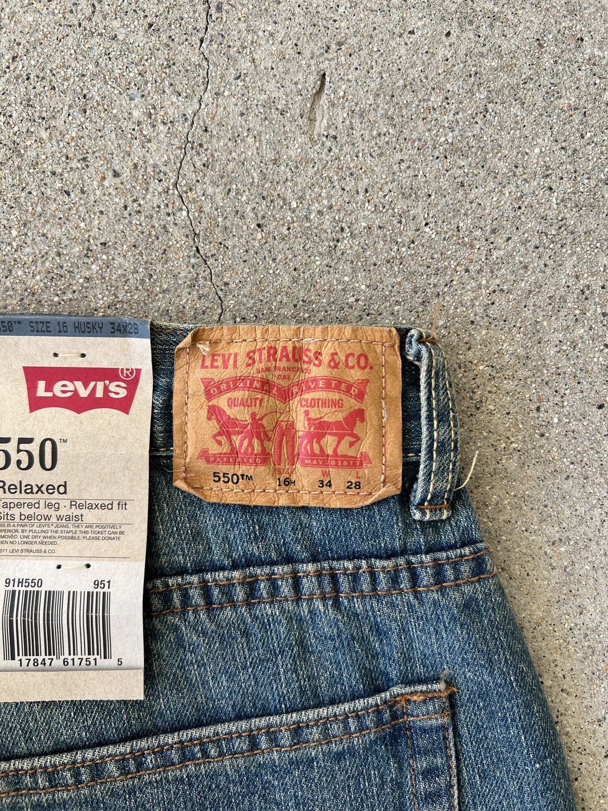 Levi's BN Levi’s 550 Relax Fit Dark Stone Washed Jeans Size 34 x 28 Size US 34 / EU 50 - 6 Thumbnail