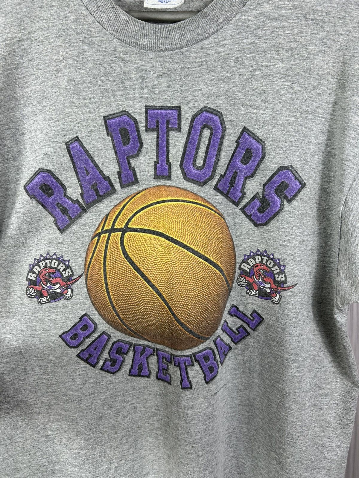 NBA Vintage 1997 Raptors Basketball NBA T-Shirt Size L Size US L / EU 52-54 / 3 - 5 Thumbnail