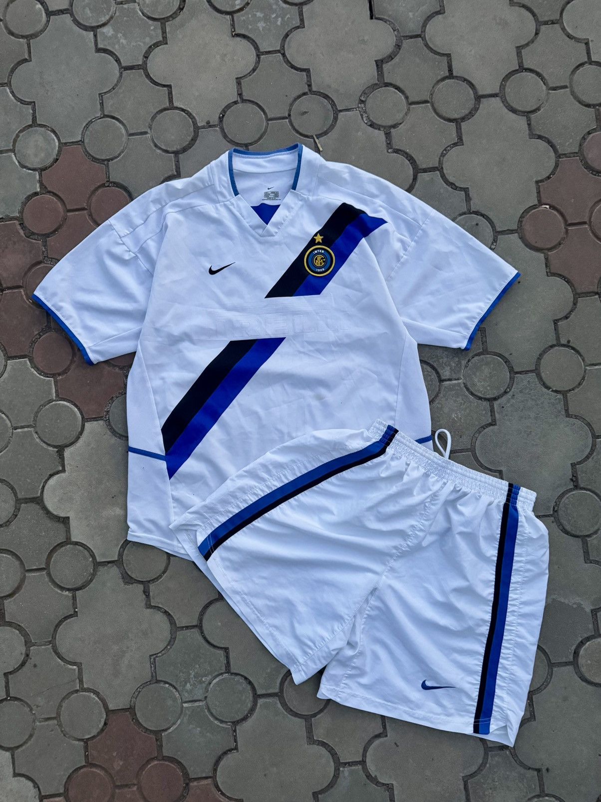 Nike 2002/2003 Nike Inter Milano Jersey and Shorts Y2K Size US L / EU 52-54 / 3 - 1 Thumbnail