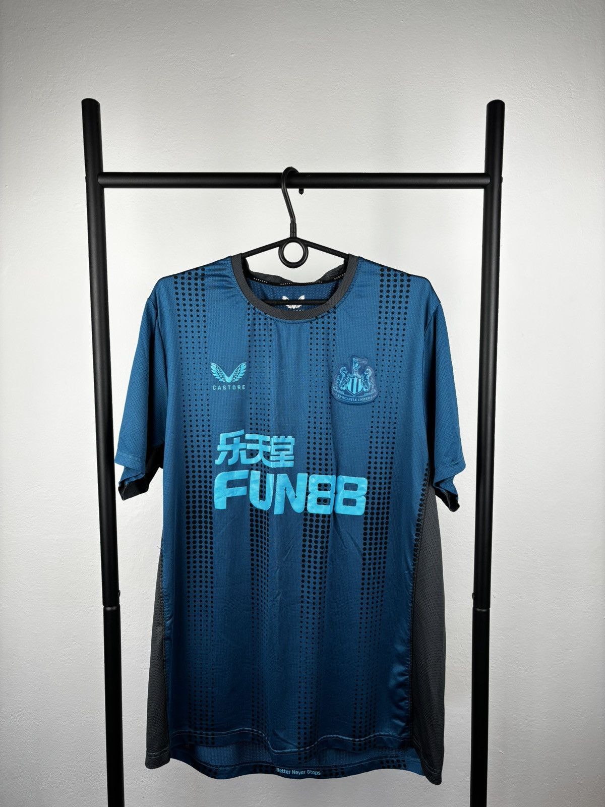 Other NEWCASTLE UNITED FC 2022-23 PRE MATCH JERSEY SOCCER SIZE XL Size US XL / EU 56 / 4 - 1 Thumbnail