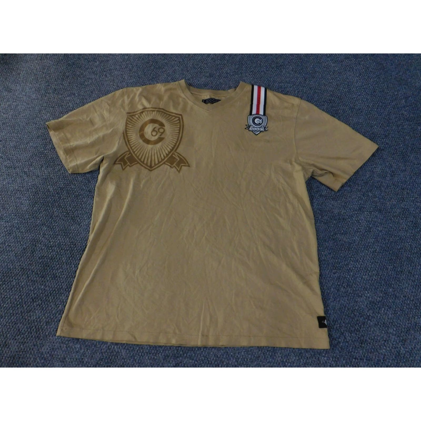 Coogi VINTAGE COOGI Shirt Mens 2XL Khaki Brown Graphic Crest Patch Tee V Neck 100% Cotton XXL Mens Tee Size US XXL / EU 58 / 5 - 2 Thumbnail