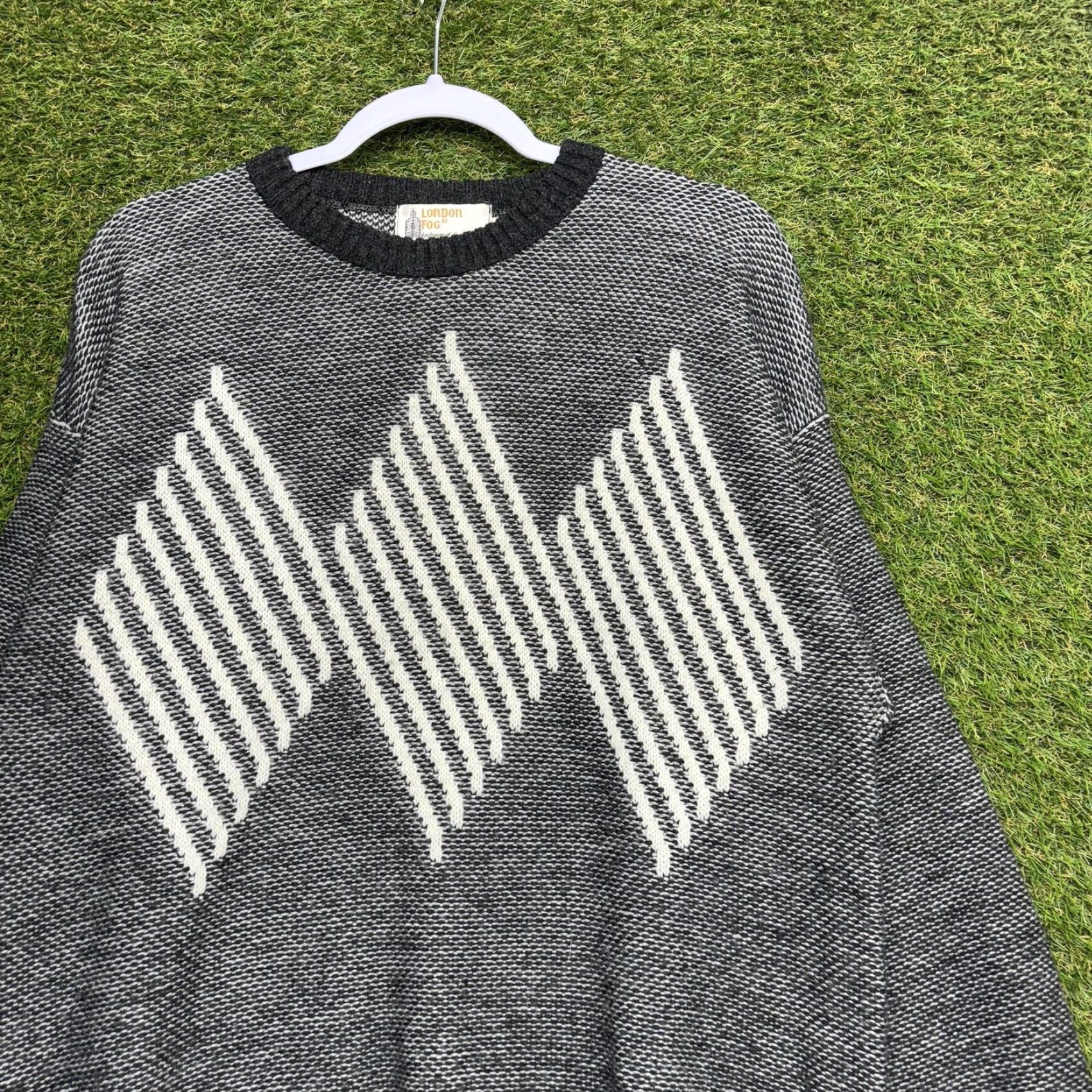 London Fog Vintage London Fog Sweater Mens Large Gray Black Knit Pullover Geometric USA 90s Size US L / EU 52-54 / 3 - 2 Thumbnail