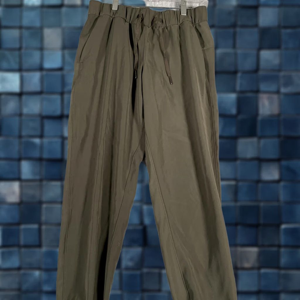 Lululemon Lululemon Pants Womens 6 Green Jogger Pants Yoga Gym Running Walking Lounge Stretch Pockets Elastic Waist Tapered Inseam 26.5" Drawstring Womens Size 28" / US 6 / IT 42 - 1 Thumbnail