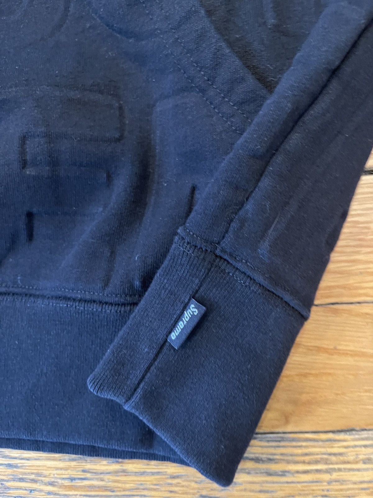 Supreme All over embossed logo hoodie Size US L / EU 52-54 / 3 - 2 Thumbnail