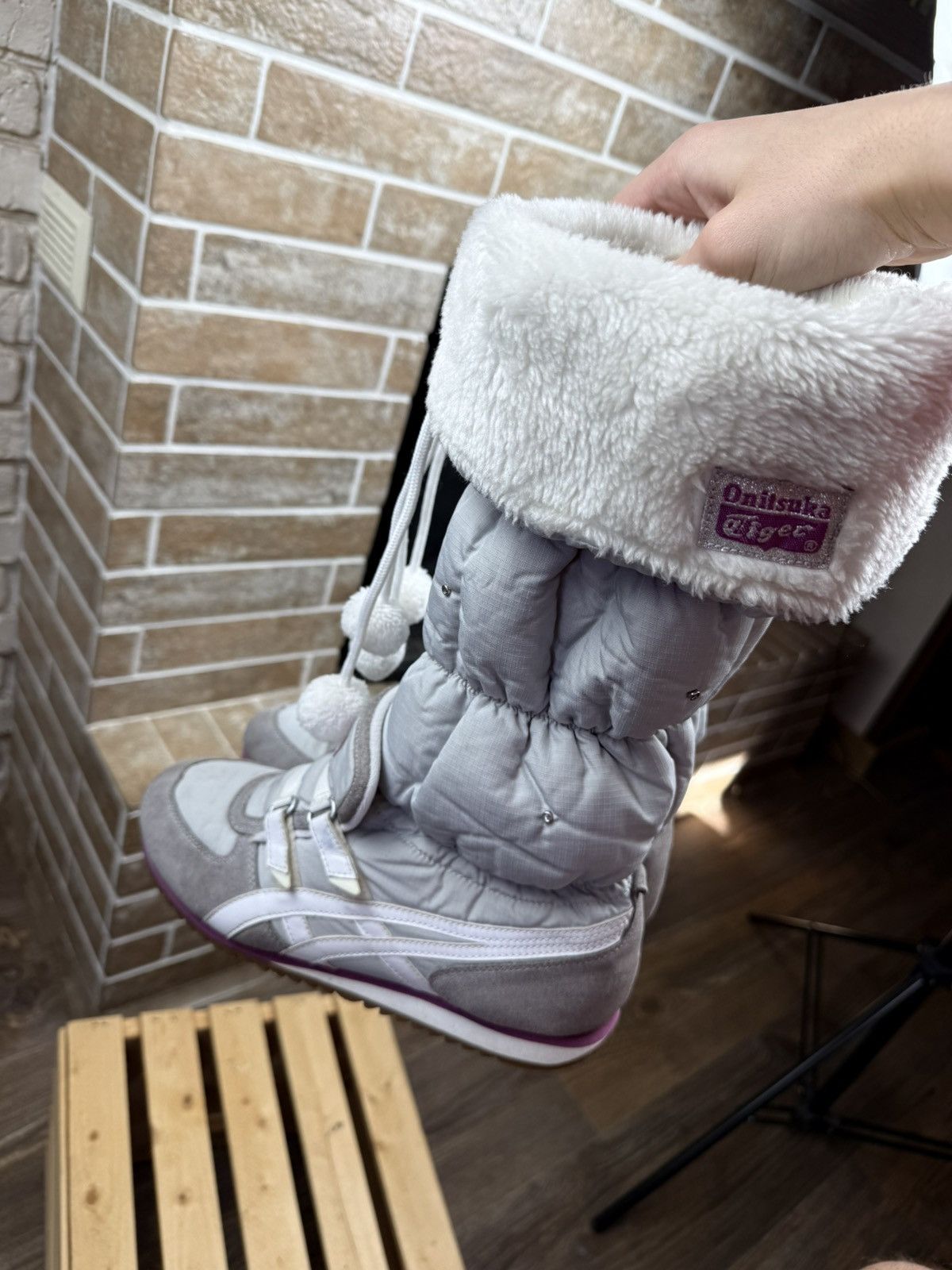 Onitsuka Tiger Womans Asics Onitsuka Tiger Faux Fur Y2K Gray Snow Boots Size US 10 / IT 40 - 9 Thumbnail