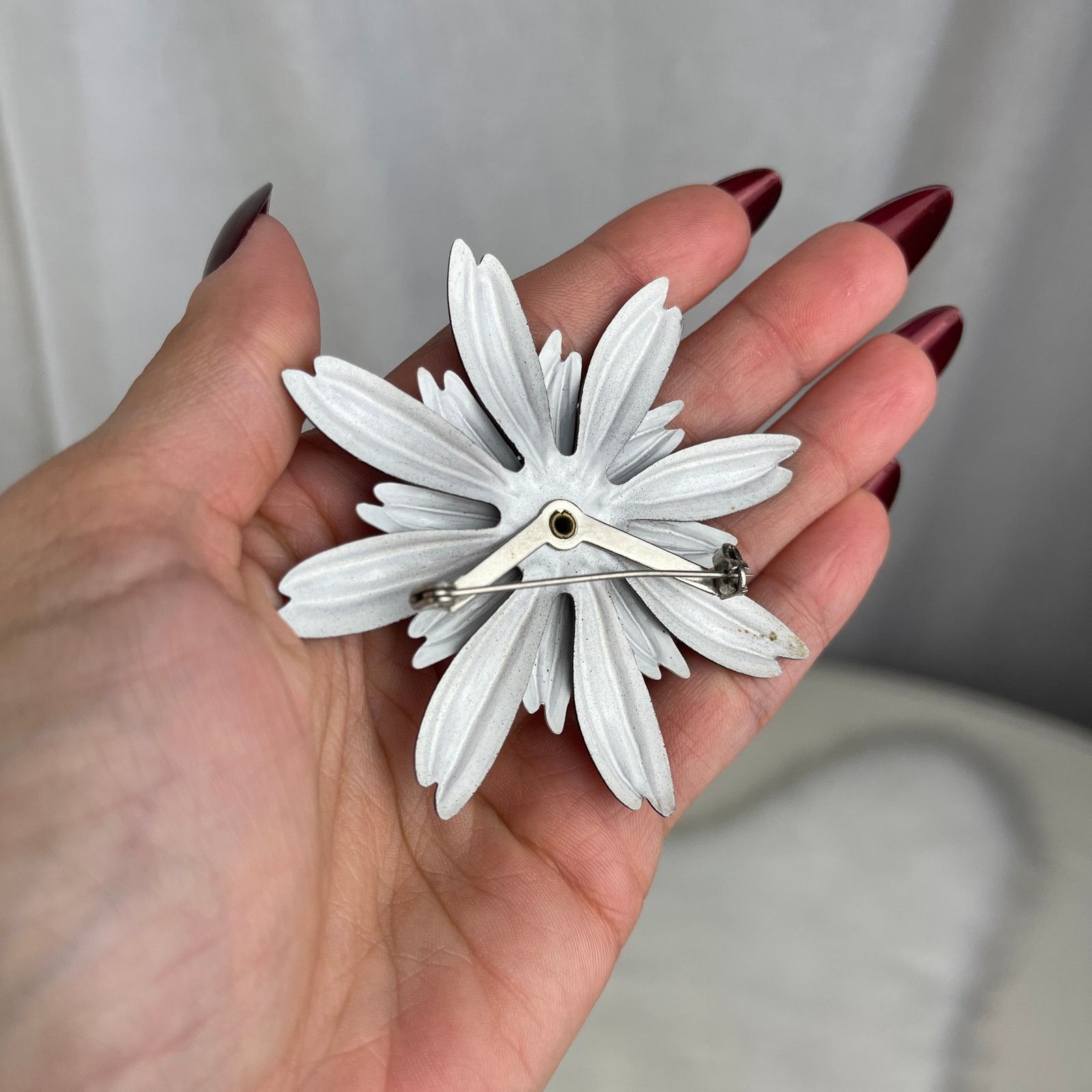 Vintage VTG 1960’s Black White Daisy Flower Brooch Pin Metal Enamel Size ONE SIZE - 22 Thumbnail