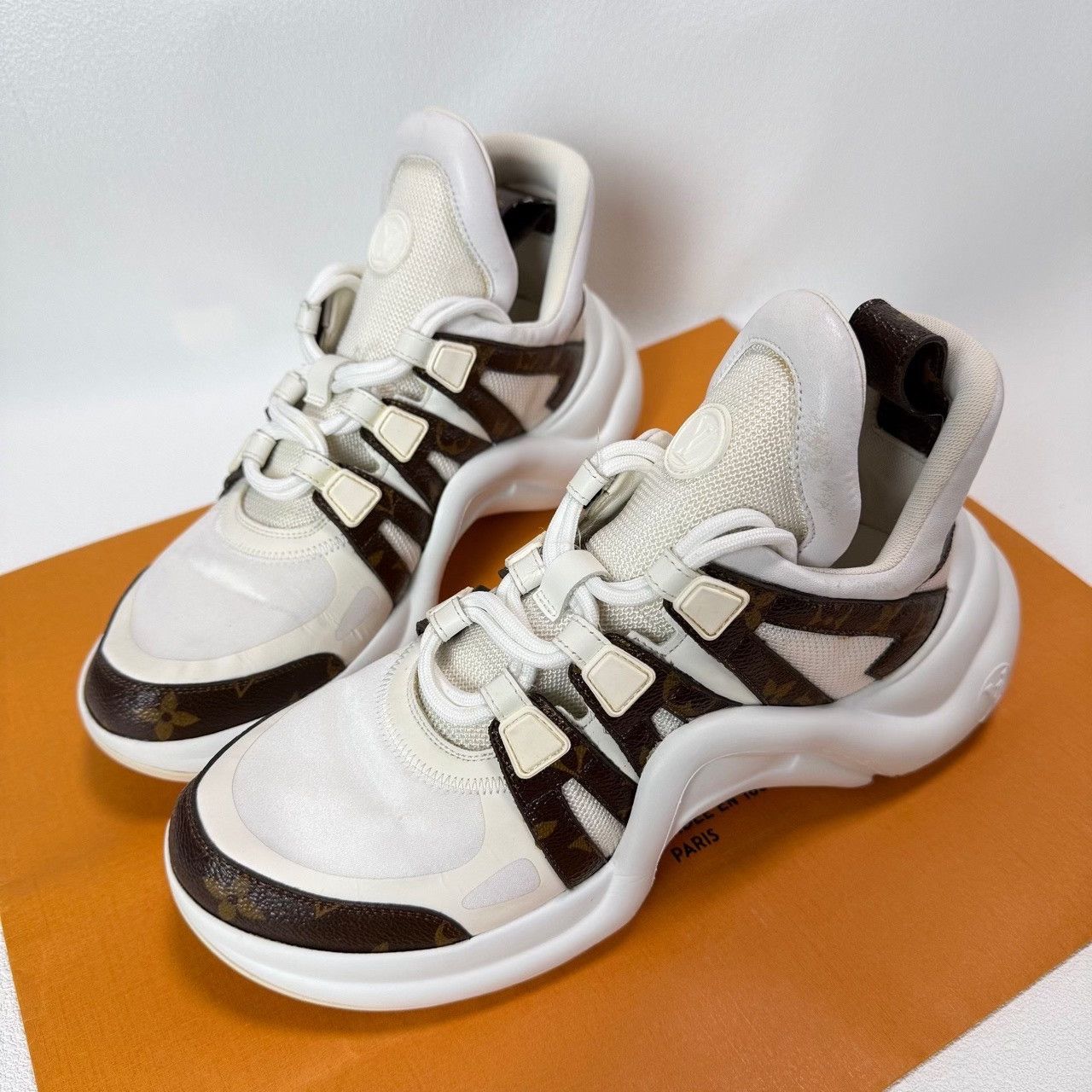 Louis Vuitton Louis Vuitton White Lowtop Sneakers us_7-5 Women Size US 7.5 / IT 37.5 - 1 Thumbnail