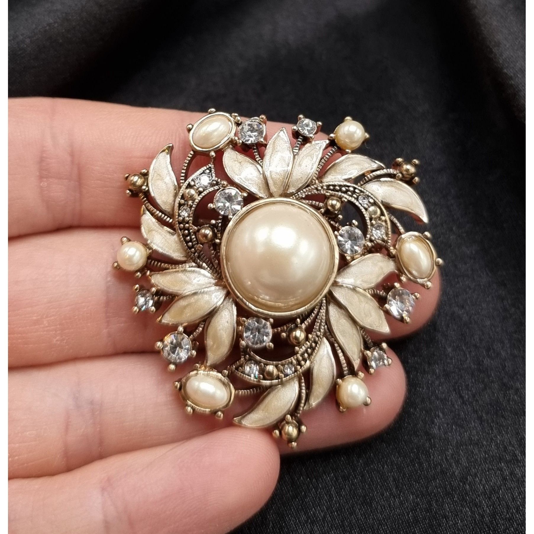Monet Vintage 1990's MONET Signed Faux Pearl & Rhinestone Floral B Size ONE SIZE - 5 Thumbnail
