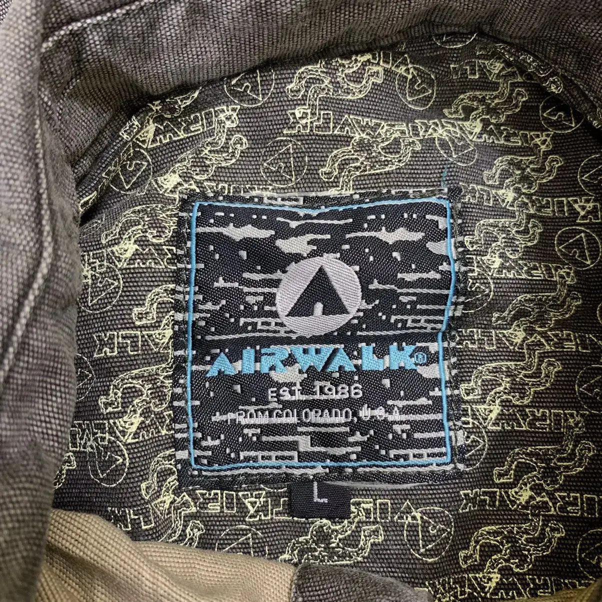 Airwalk Vintage AIRWALK HIP HOP SKATEBOARD Records Rap Tee Button Size US L / EU 52-54 / 3 - 5 Thumbnail