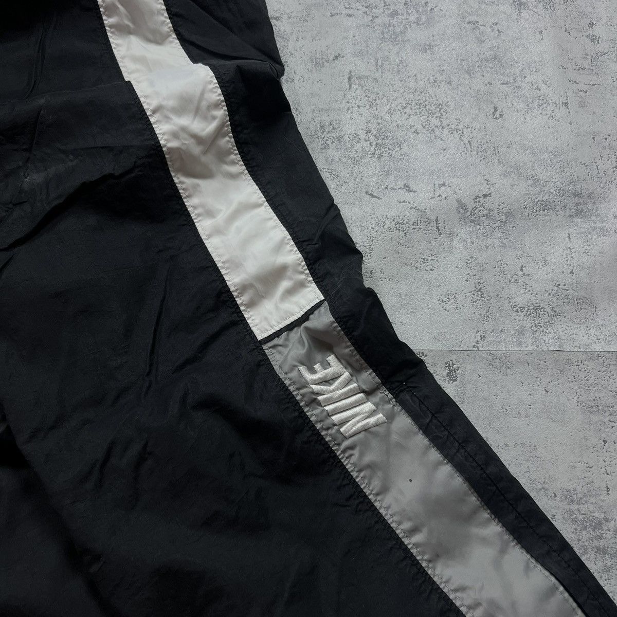 Nike 90s Nike Embroidered Logo Vintage Y2K Parachute Nylon Pants Size US 32 / EU 48 - 9 Thumbnail