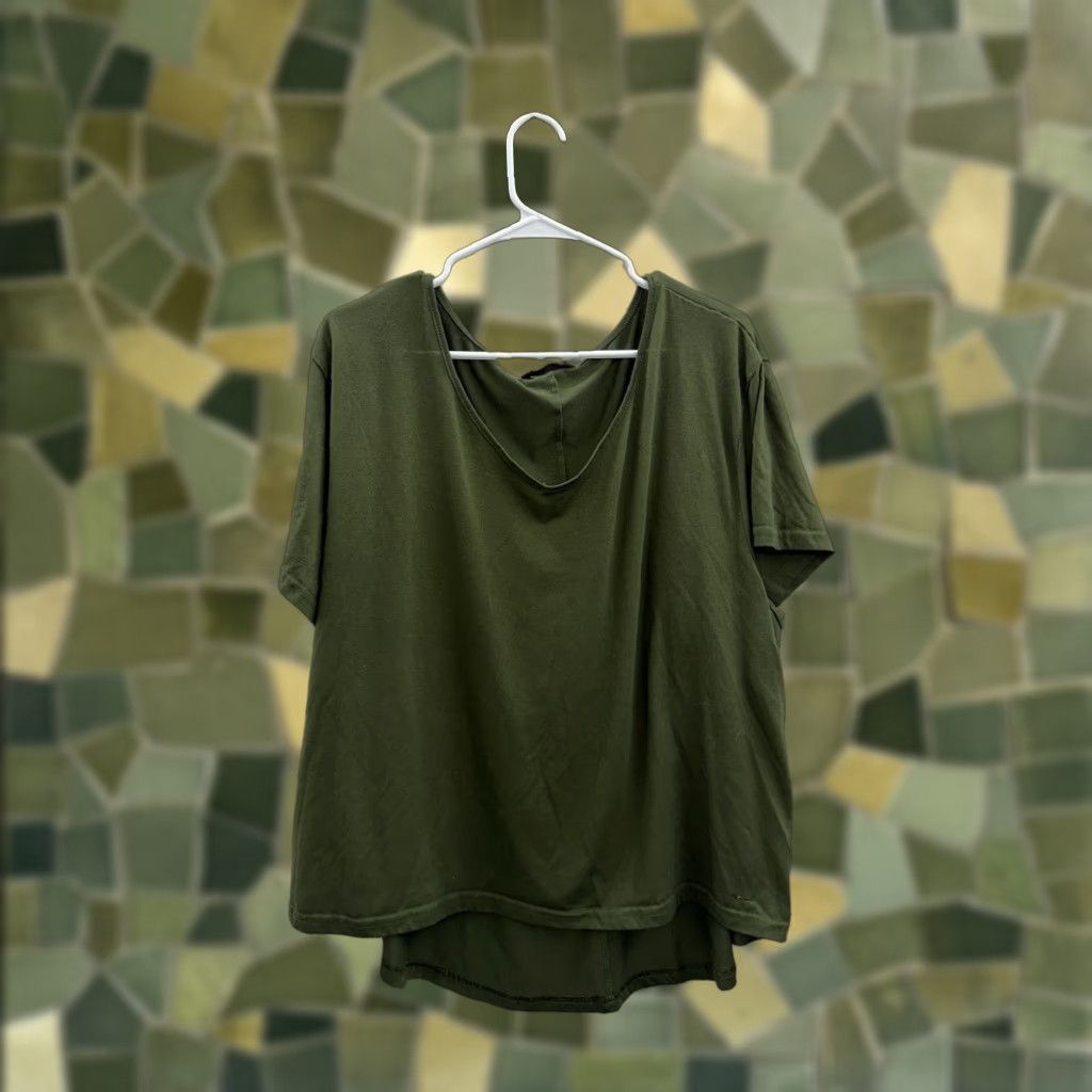 J Brand Womens Shirt XXL Green Short Sleeve V-Neck Unknown Brand Size 2XL Regular Fit Basic Knit Polyester Shirt Size XXL / US 16-18 / IT 52-54 - 1 Thumbnail