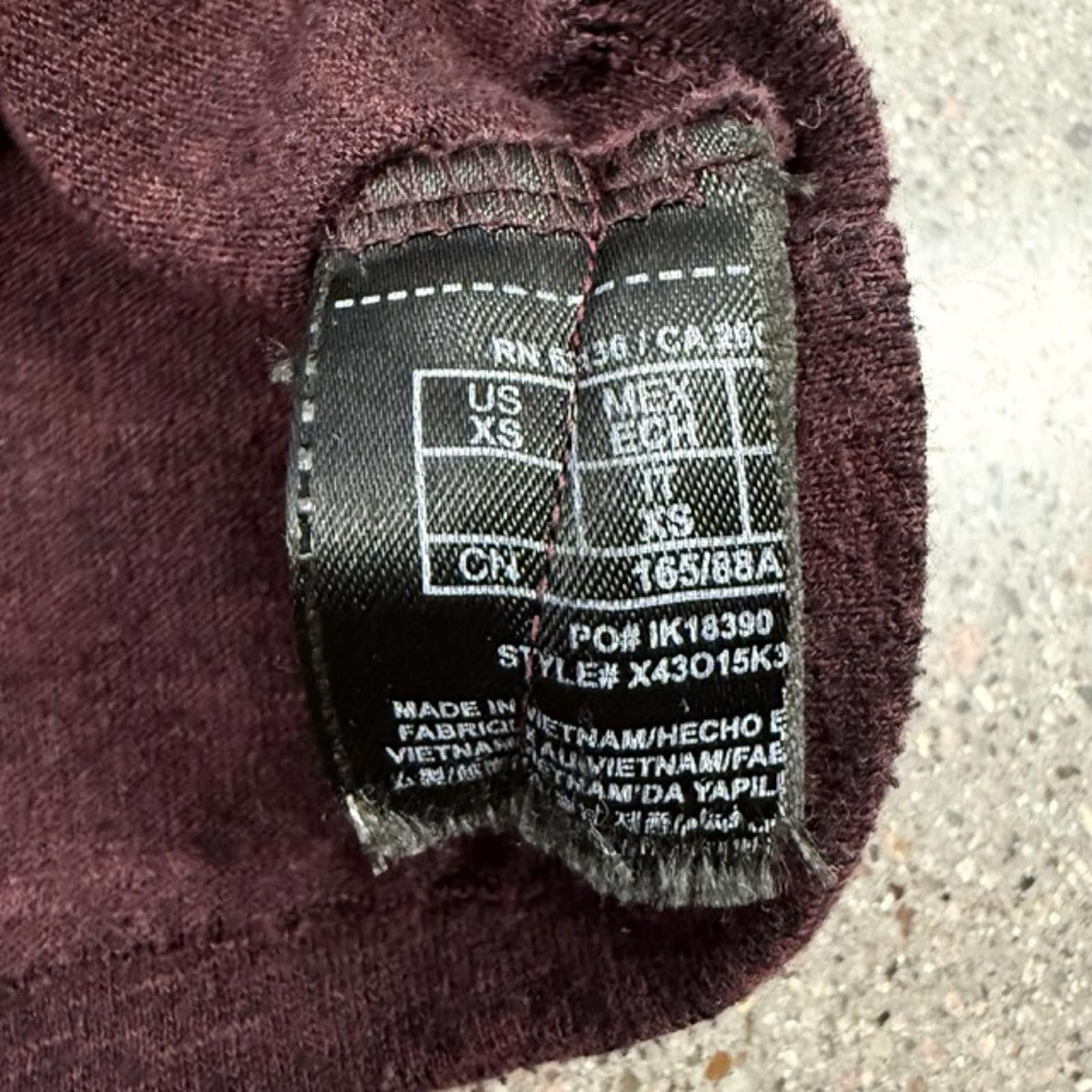 Guess GUESS Men's Burgundy V-Neck T-Shirt Faux Leather Pocket XS Size US XS / EU 42 / 0 - 4 Thumbnail