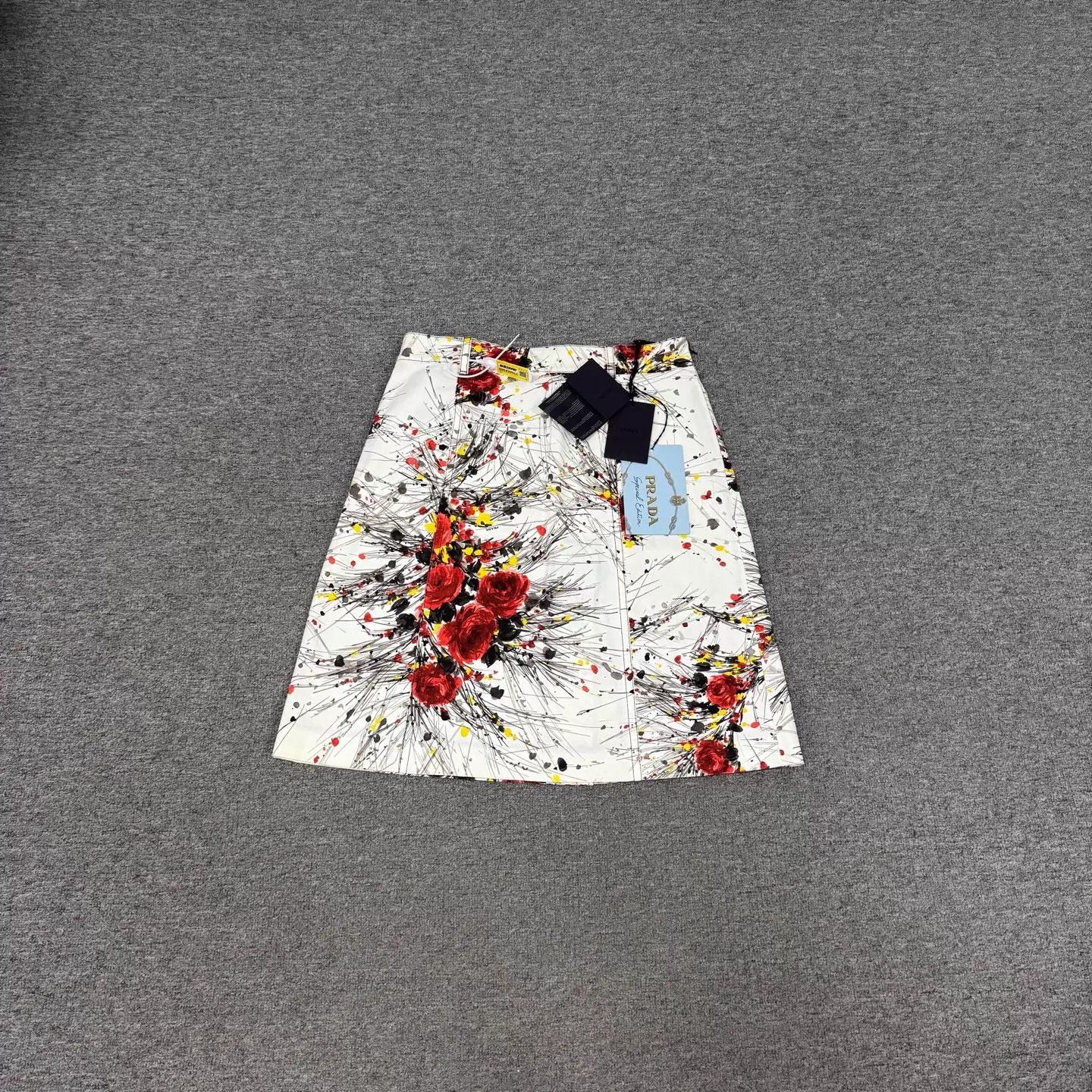 Prada Prada A-line skirt White Splatter Rose Print 44 Size 30" / US 8 / IT 44 - 1 Thumbnail