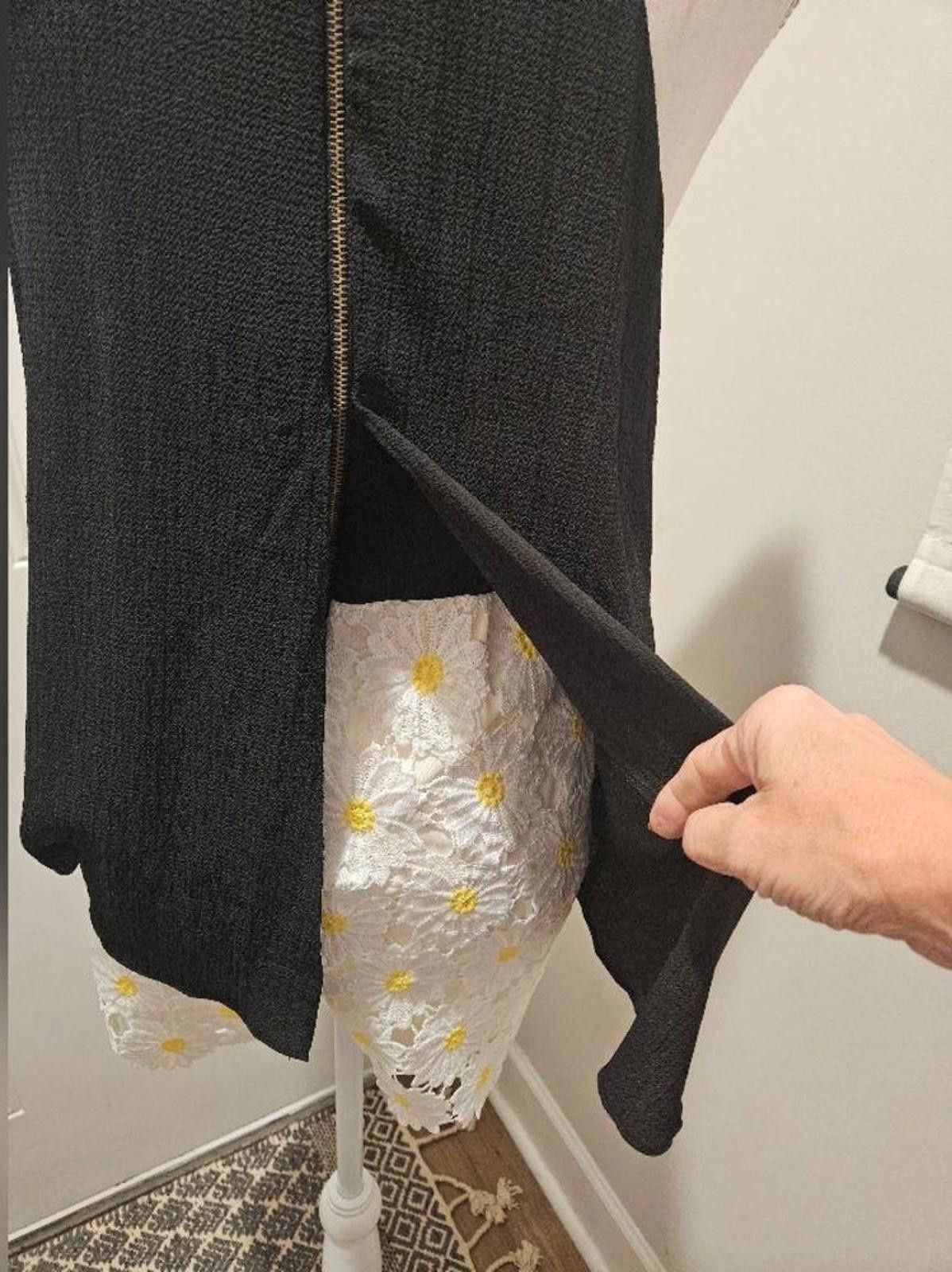 Designer Judith March Black Romper with Yellow Daisy Shorts #105 Size 28" / US 6 / IT 42 - 7 Thumbnail