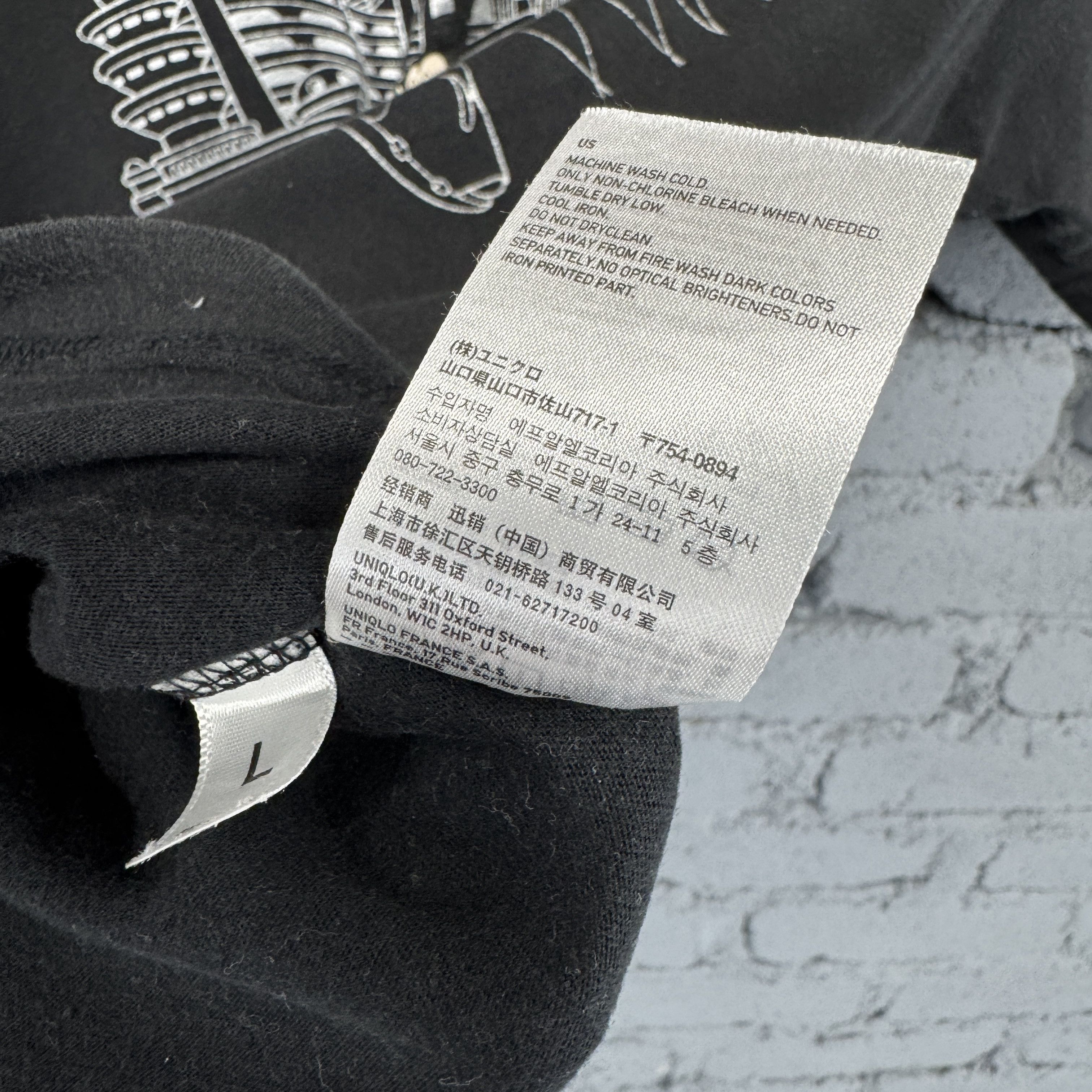 Uniqlo Uniqlo Disney Mickey Mouse Sunfaded City Illustration Size US L / EU 52-54 / 3 - 8 Thumbnail