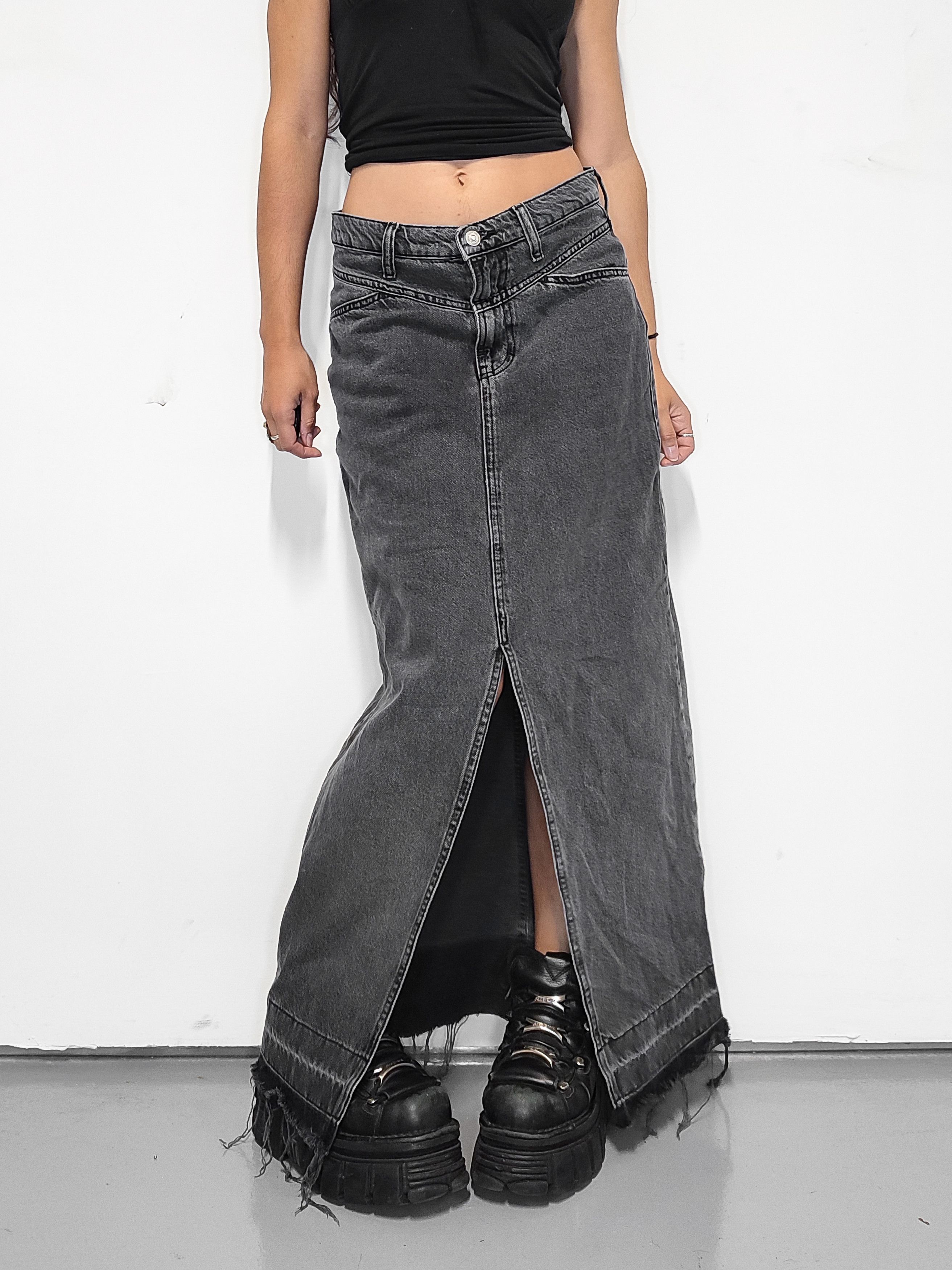 Vintage Vintage Y2k Acid Wash Grey Long Denim Frayed Skirt Size 27" / US 4 / IT 40 - 1 Thumbnail