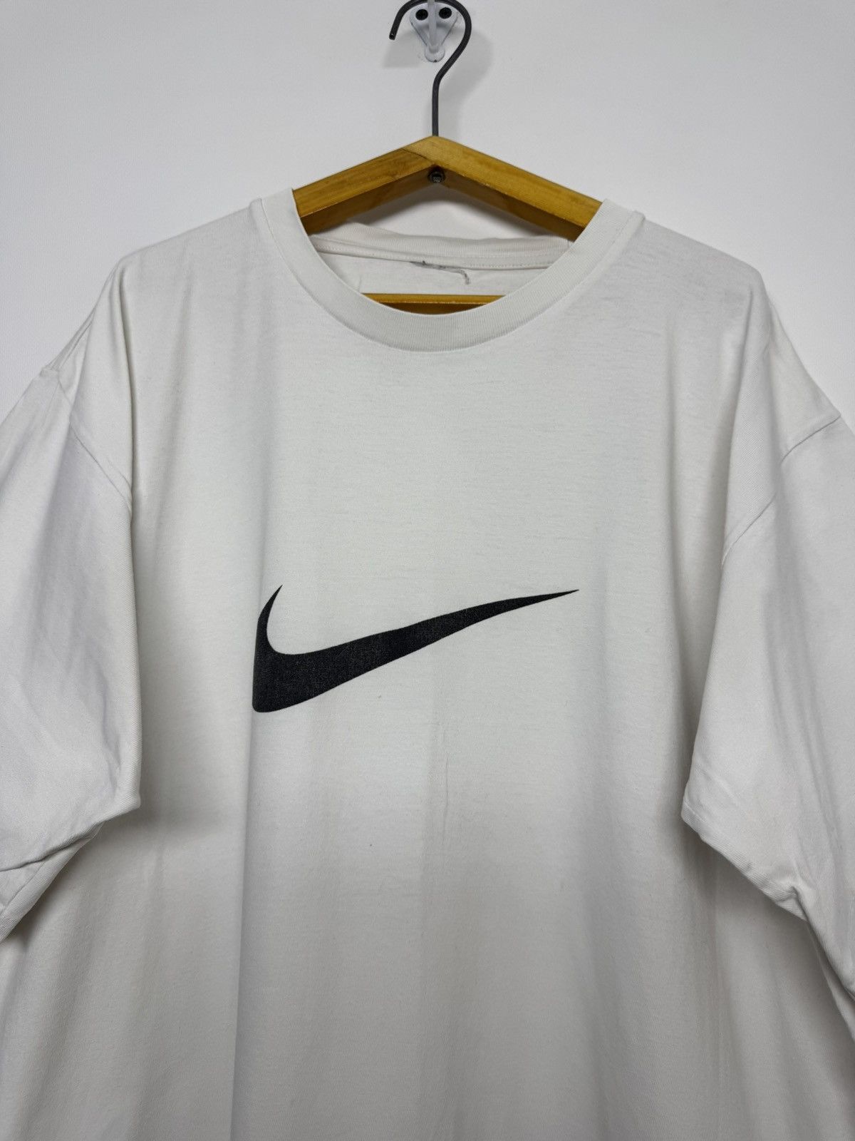 Nike Vintage Y2k Nike Center Big Swoosh Logo T-Shirt Size US L / EU 52-54 / 3 - 1 Thumbnail