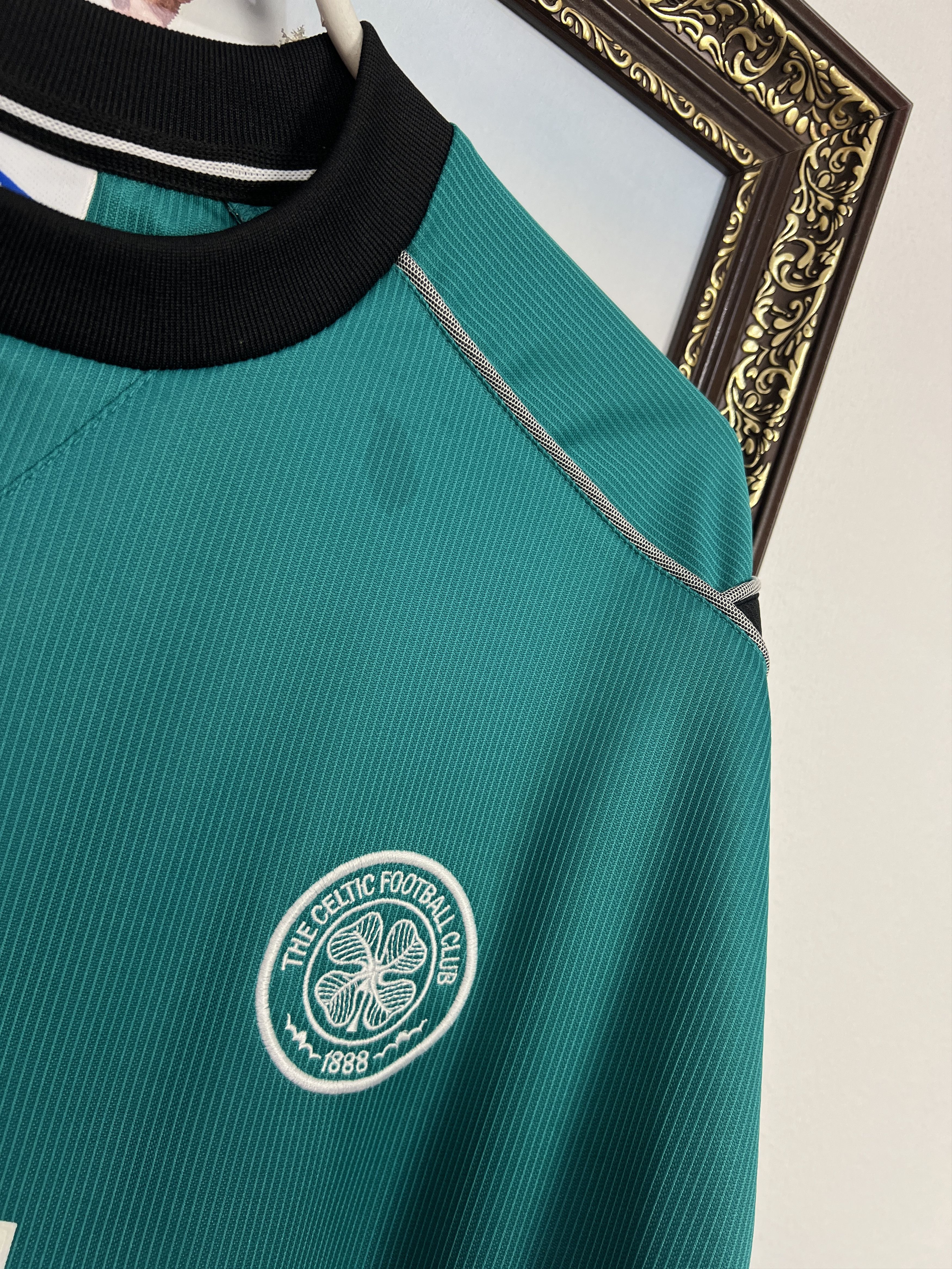 Umbro Vintage Celtic Football Train Shirt Soccer Jersey Trikot Size US L / EU 52-54 / 3 - 6 Thumbnail